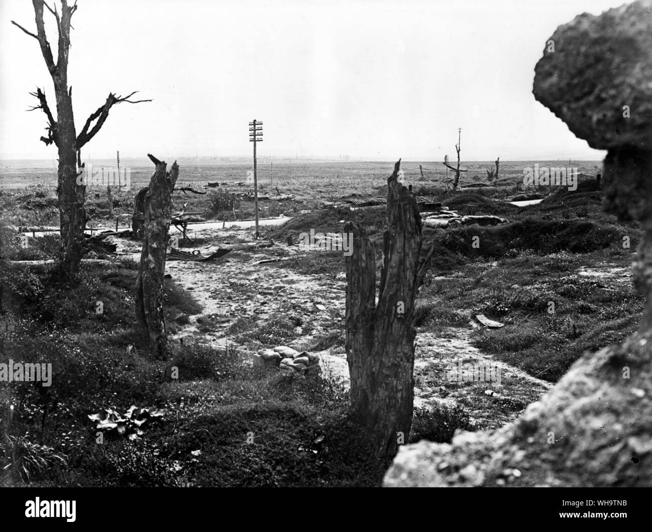 WW1/Francia- Pozieres: Guardando verso il basso le comunicazioni trench che conduce giù a Gibilterra, 17 settembre 1917. Foto Stock