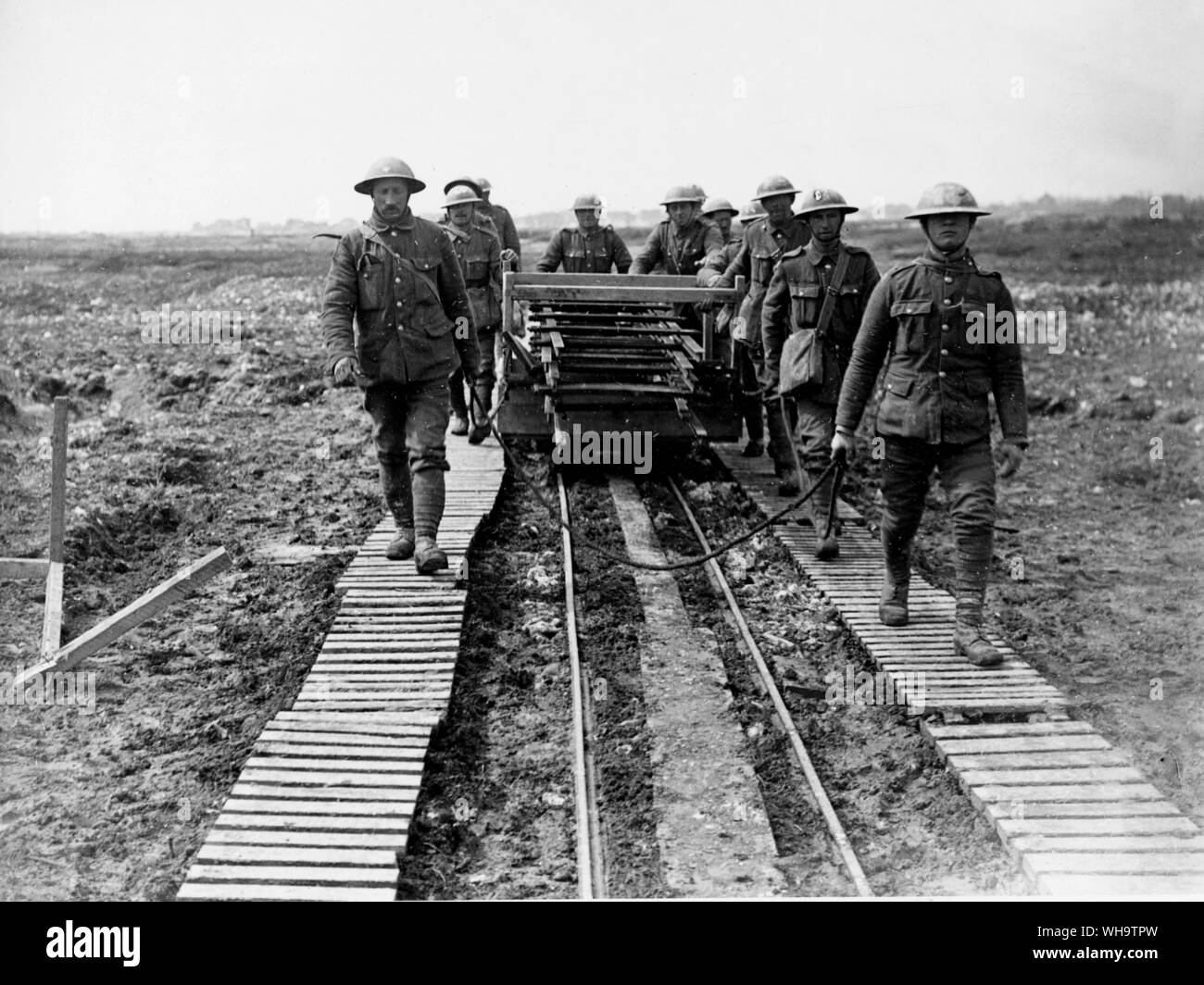 WW1/Francia: truppe alleate la posa di un light railway vicino Fenchy. 1918 Foto Stock