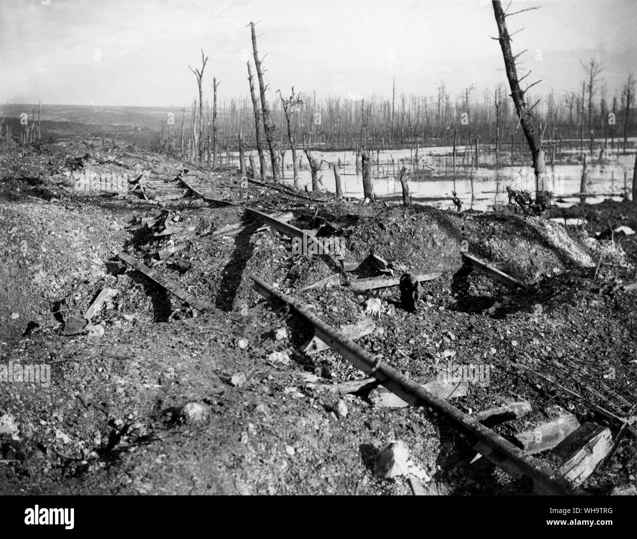 WW1/Francia: la Battaglia di Ancre. Il naufragare il binario ferroviario a Beaucourt sur Ancre. Novembre 1916 La Ancre in background. Foto Stock