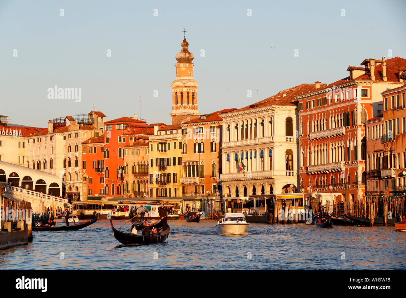 Gondoliere sulla gondola sul Canal Grande al tramonto, Venezia, Sito Patrimonio Mondiale dell'UNESCO, Veneto, Italia, Europa Foto Stock