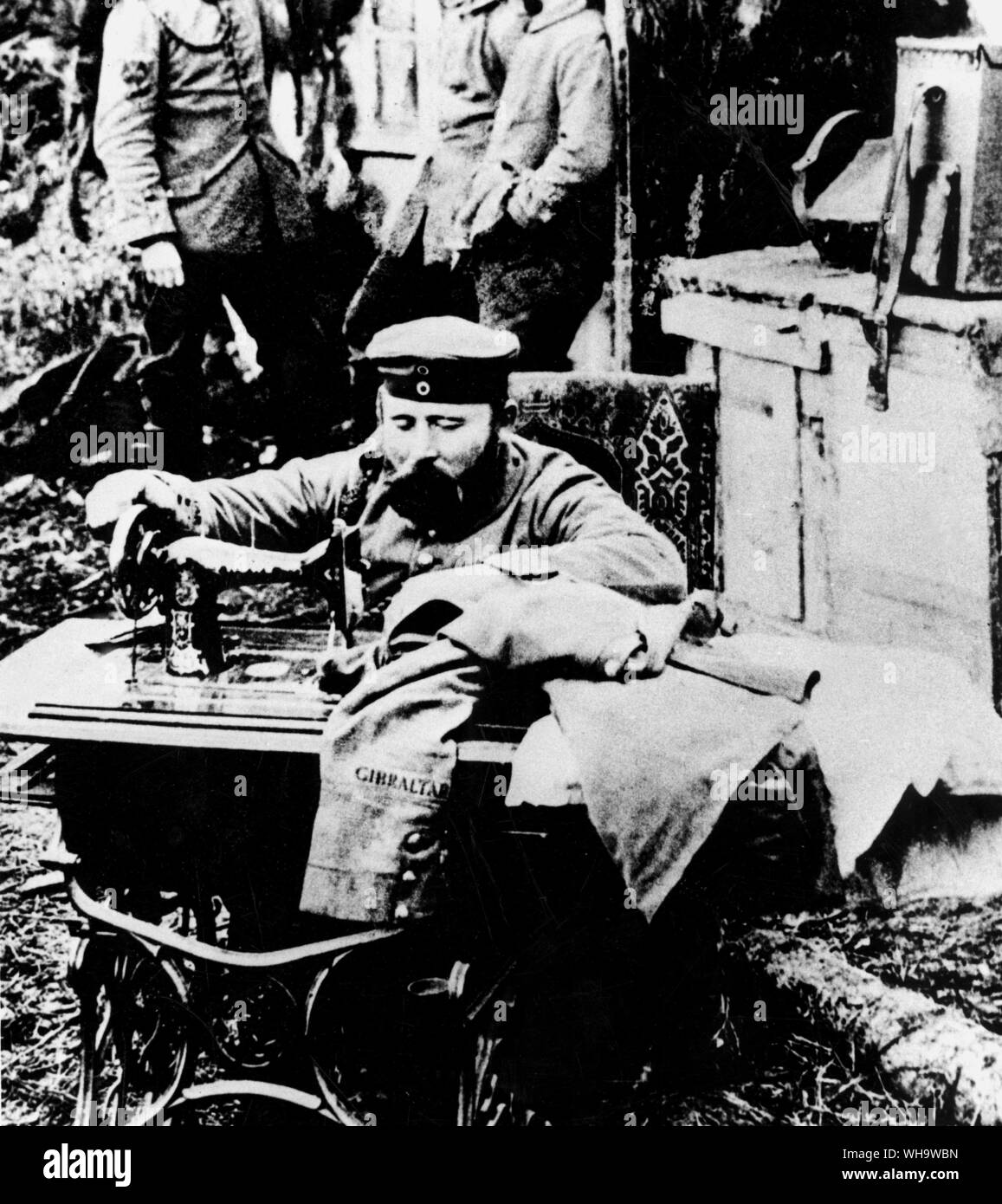 WW1: fanteria tedesca marinaio a lavorare su una macchina da cucire. Foto Stock