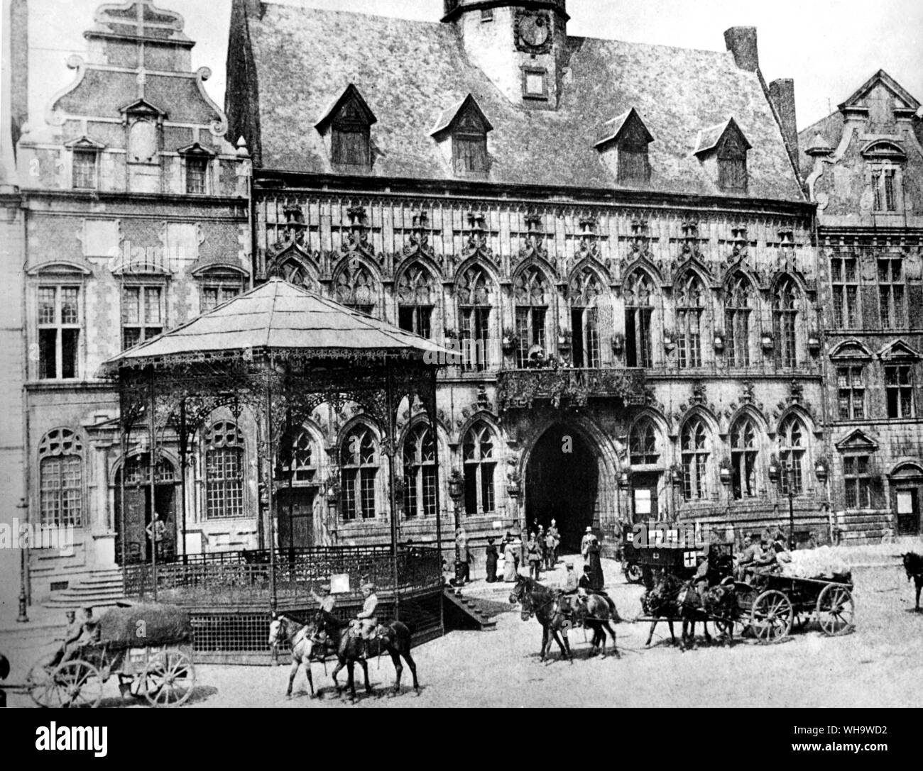 WW1: le truppe tedesche del xviii divisione, IX Corps, nella Grand Place, Mons. 24 agosto 1914. Foto Stock