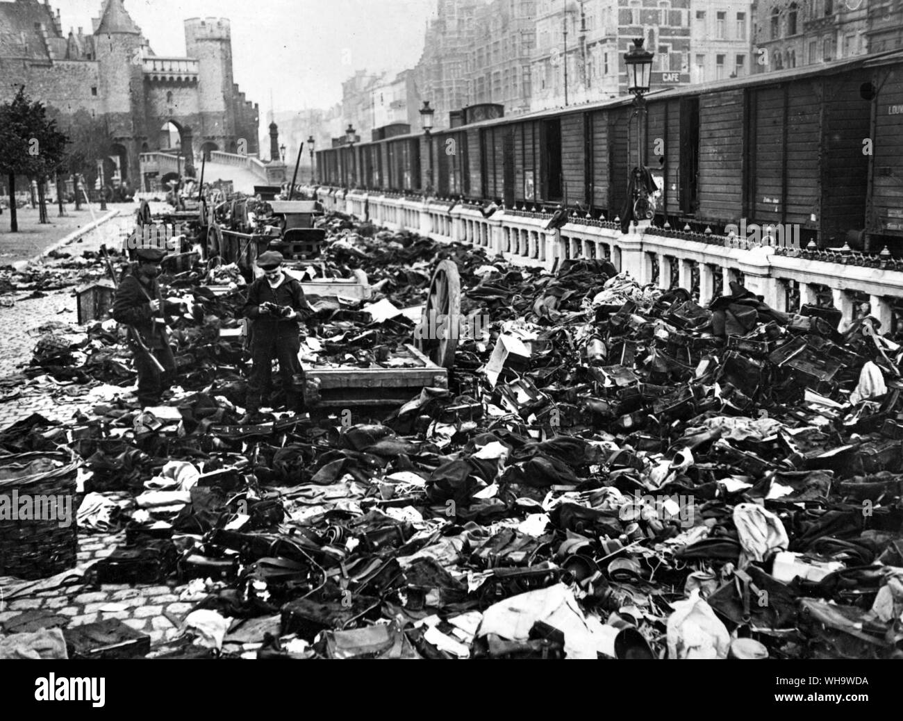 WW1: Dump di apparecchiature acquisite ad Anversa, in Belgio. Foto Stock