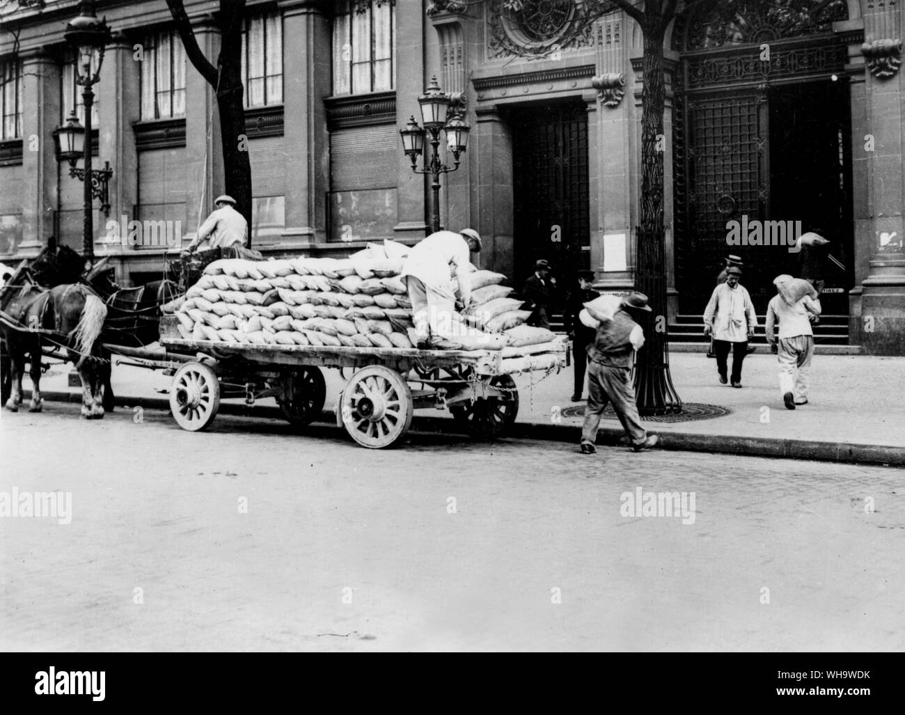 WW1: sacchi di cemento che viene presa nel Dredit Lyonnaise banca per essere utilizzati come protezione contro i bombardamenti aerei e la shell di fuoco. Parigi, 13 Sett. 1914. Foto Stock