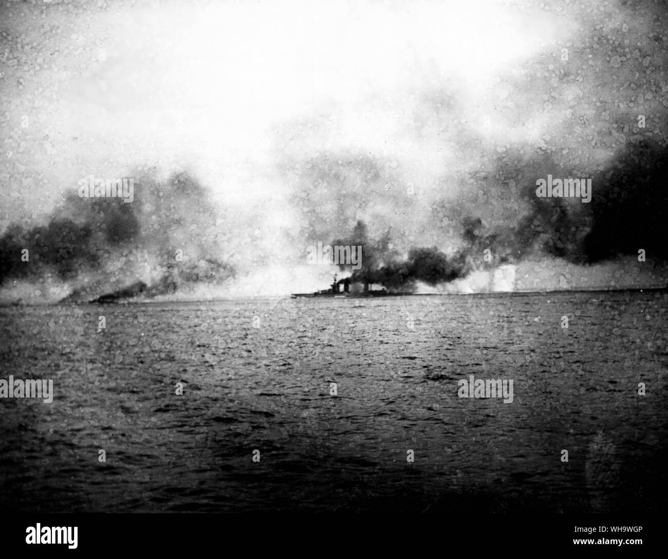 WW1/ British incrociatore da battaglia Lion essendo colpita sulla torretta Q. Xiii Flottiglia. T.B. Cacciatorpediniere lavorando davanti agli attacchi. Nello Jutland, 31 maggio 1916. Foto Stock