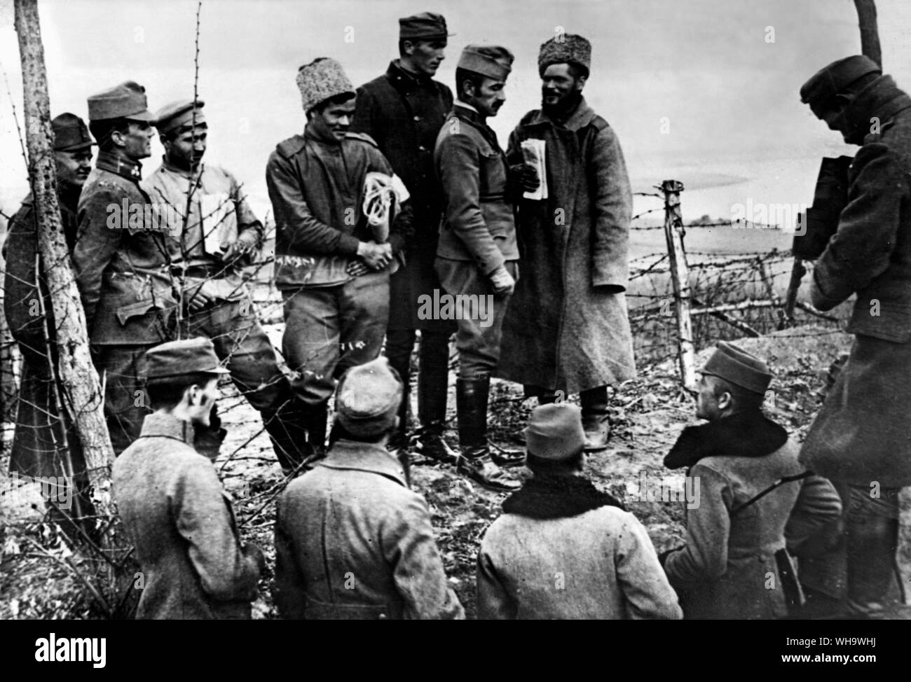 WW1/ Fraternization di russo e soldati ungheresi sul campo di battaglia, 1917. Foto Stock