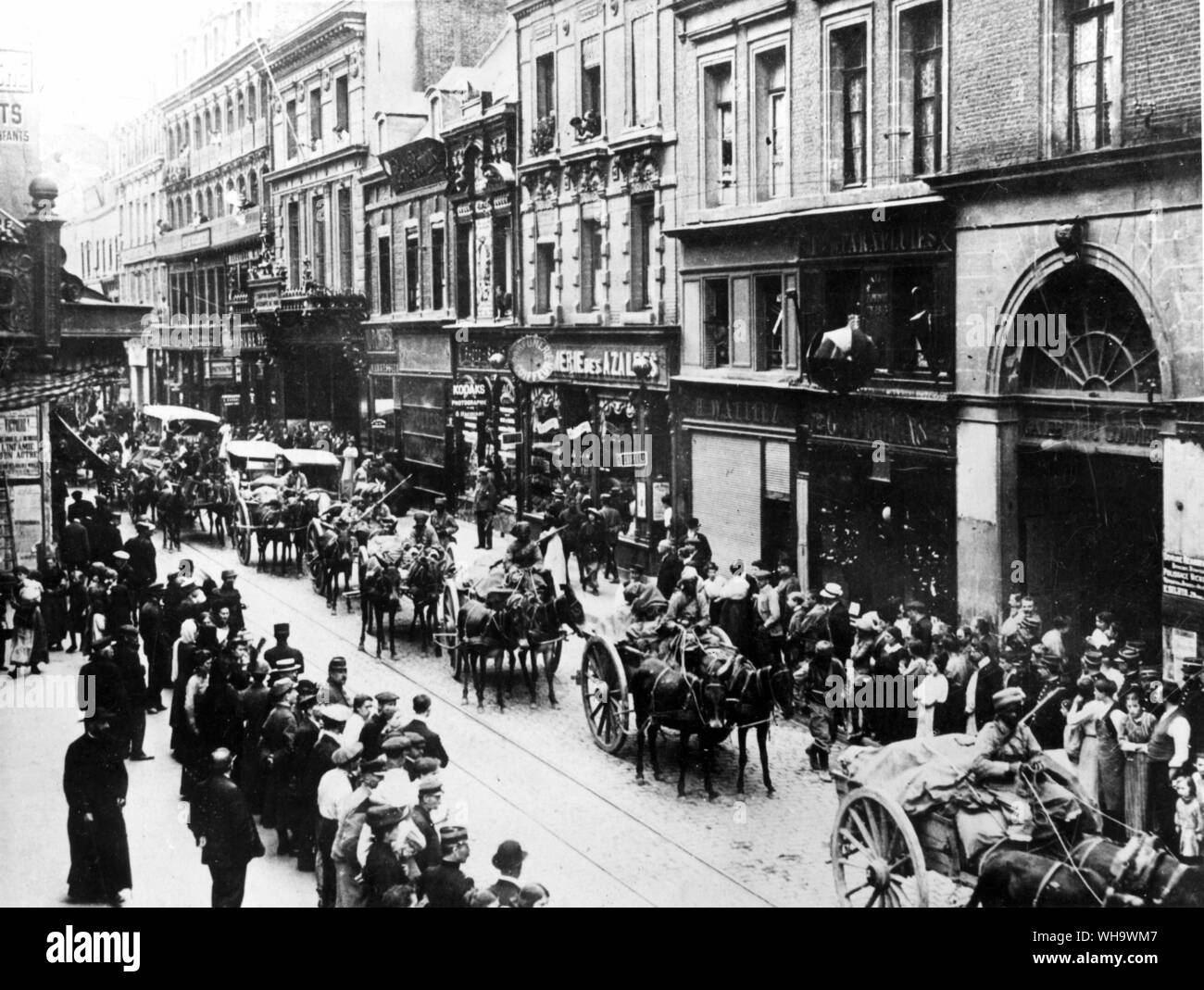 WW1: Mule trasporto di truppe Marocco passando attraverso Amiens, Sett. 1914. Foto Stock