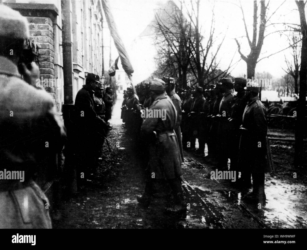 WW1/ i colori dell'sciolto ventottesimo reggimento di fanteria sono passati sopra il museo militare di Vienna. Questo reggimento fu sciolto per viltà e di alto tradimento quando il marjority di loro deserte del 3 aprile 1915 per la parte russa. Foto Stock