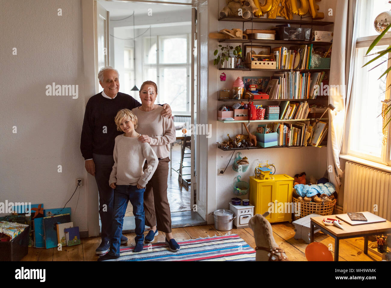 Ritratto di felice nonni con il nipote a casa Foto Stock