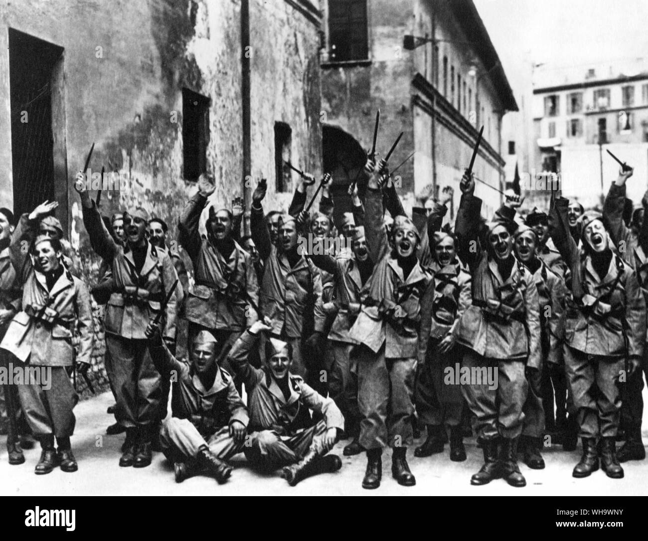 WW1: Le truppe celebrare nelle strade (Nessuna didascalia). Foto Stock