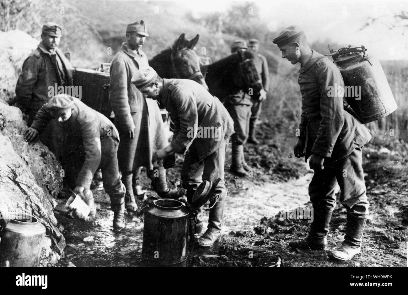WW1/ tedesco e austriaco partito razione di riempimento di contenitori con cibi e bevande per le truppe in posizioni di montagna, Romania. Foto Stock