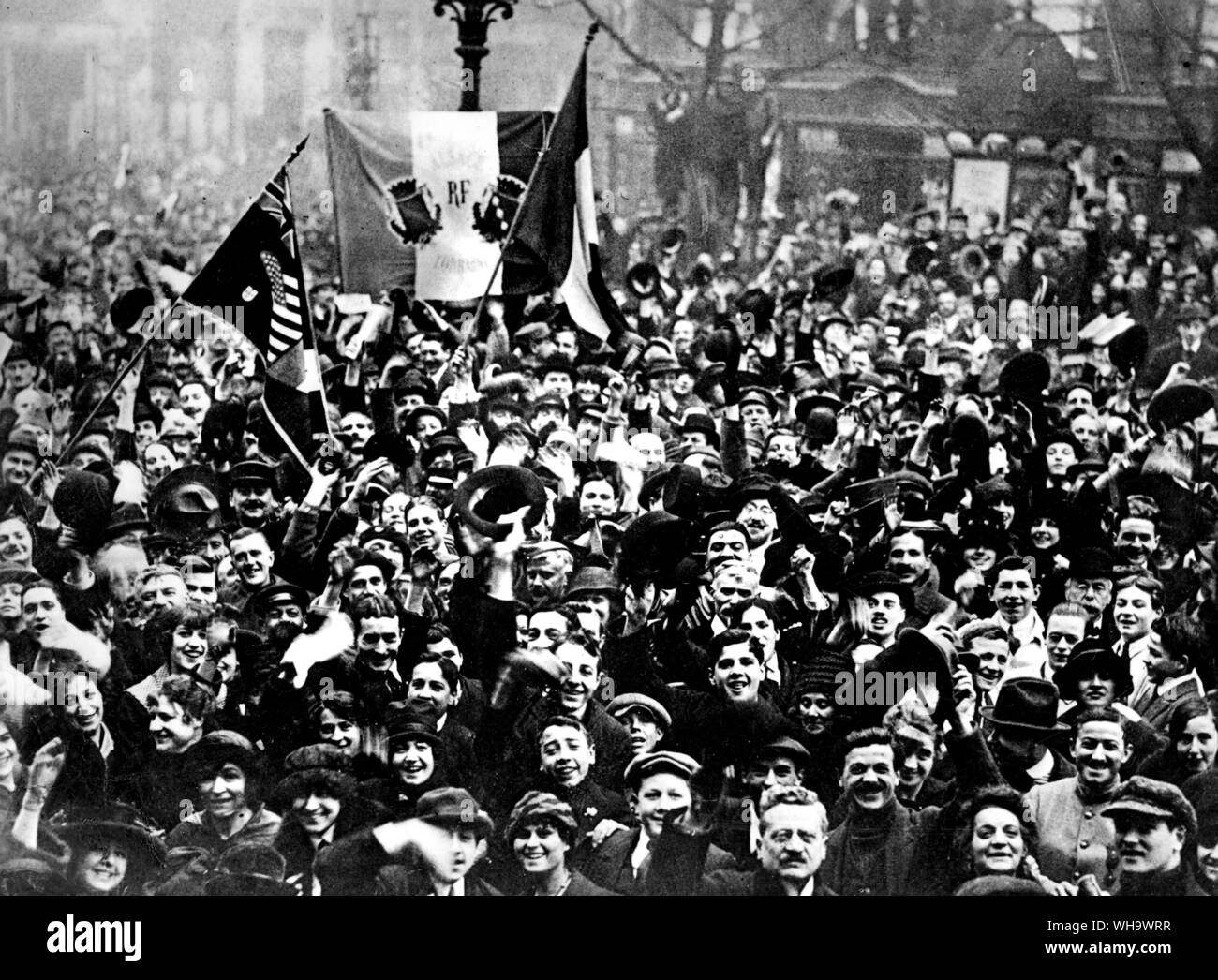 Ww1: Francia. I viali di Parigi erano affollate di persone- ridere a cantare e a fare il tifo - come la notizia dell'Armistizio spazzato attraverso la capitale francese il 11 novembre 1918. Foto Stock
