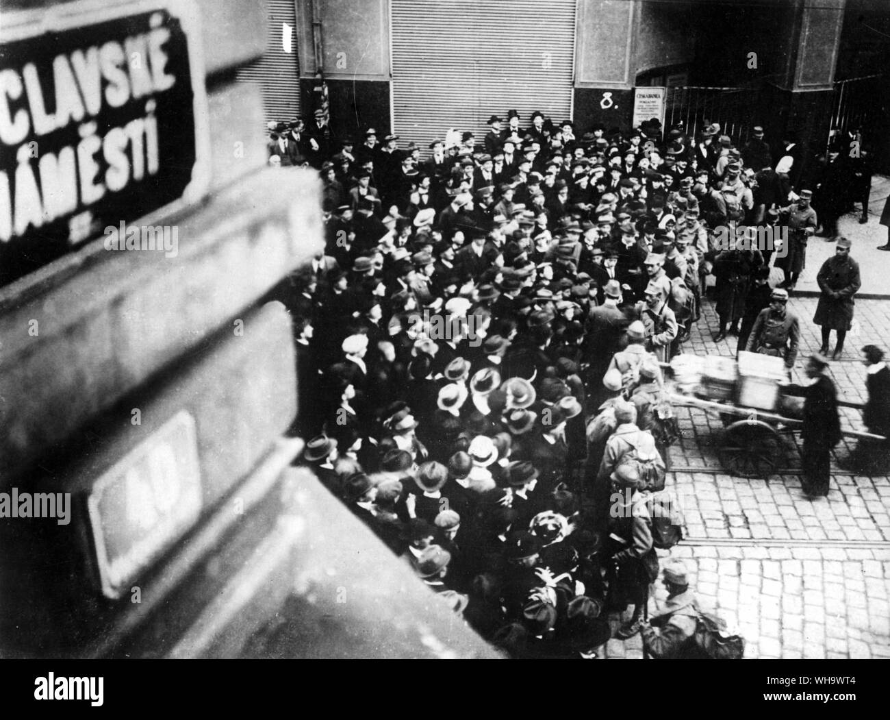 WW1/ Praga, Cecoslovacchia: folle di cittadini che si sono riuniti in piazza Venceslao a Praga il 14 ottobre 1918, quando un colpo di stato è stato tentato. Foto Stock