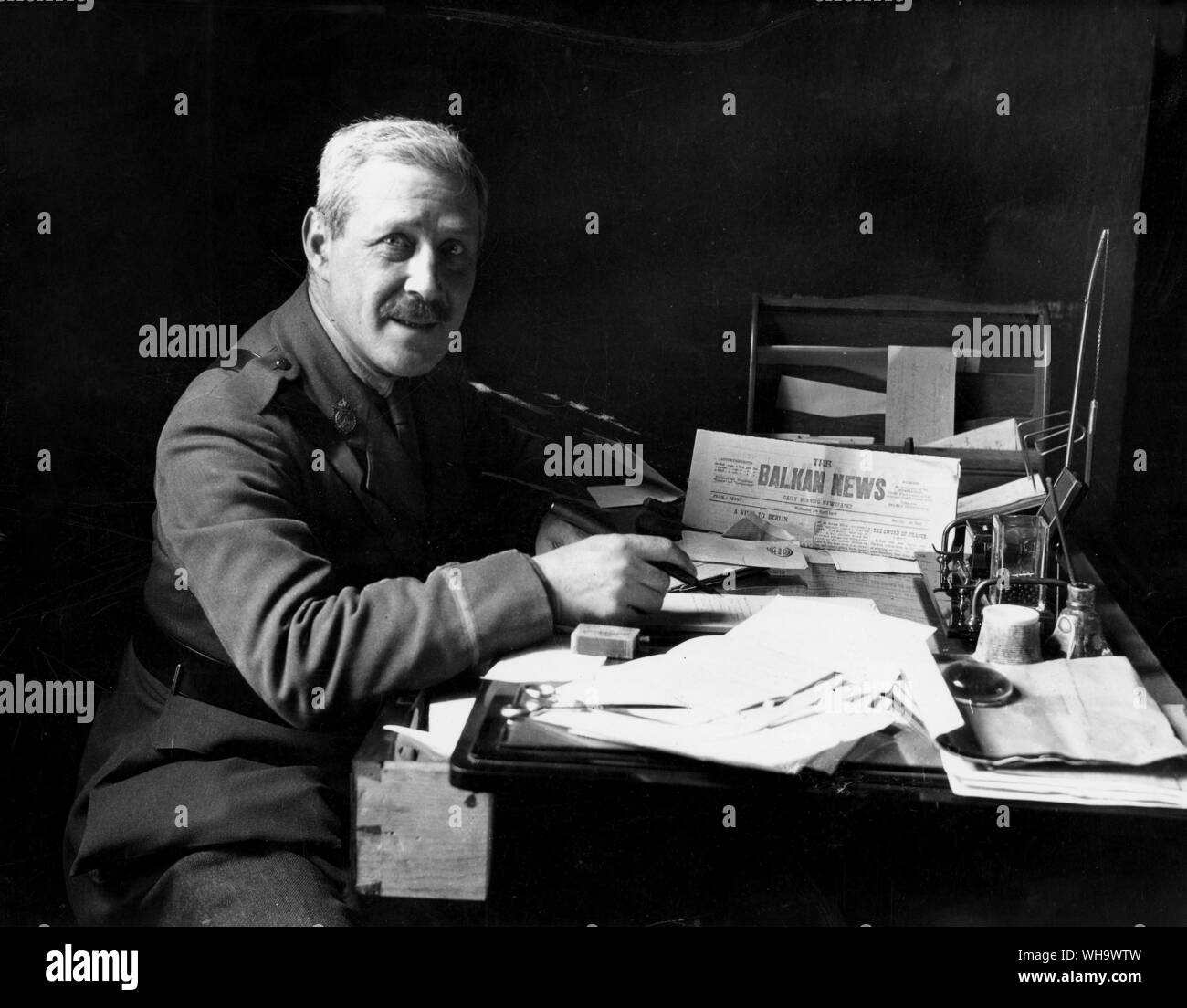 WW1/ Balcani. Il tenente Kinross, il romanziere, nella sedia editoriale del Balkan News. La carta ha una grande circolazione fra le truppe alleate. Foto Stock