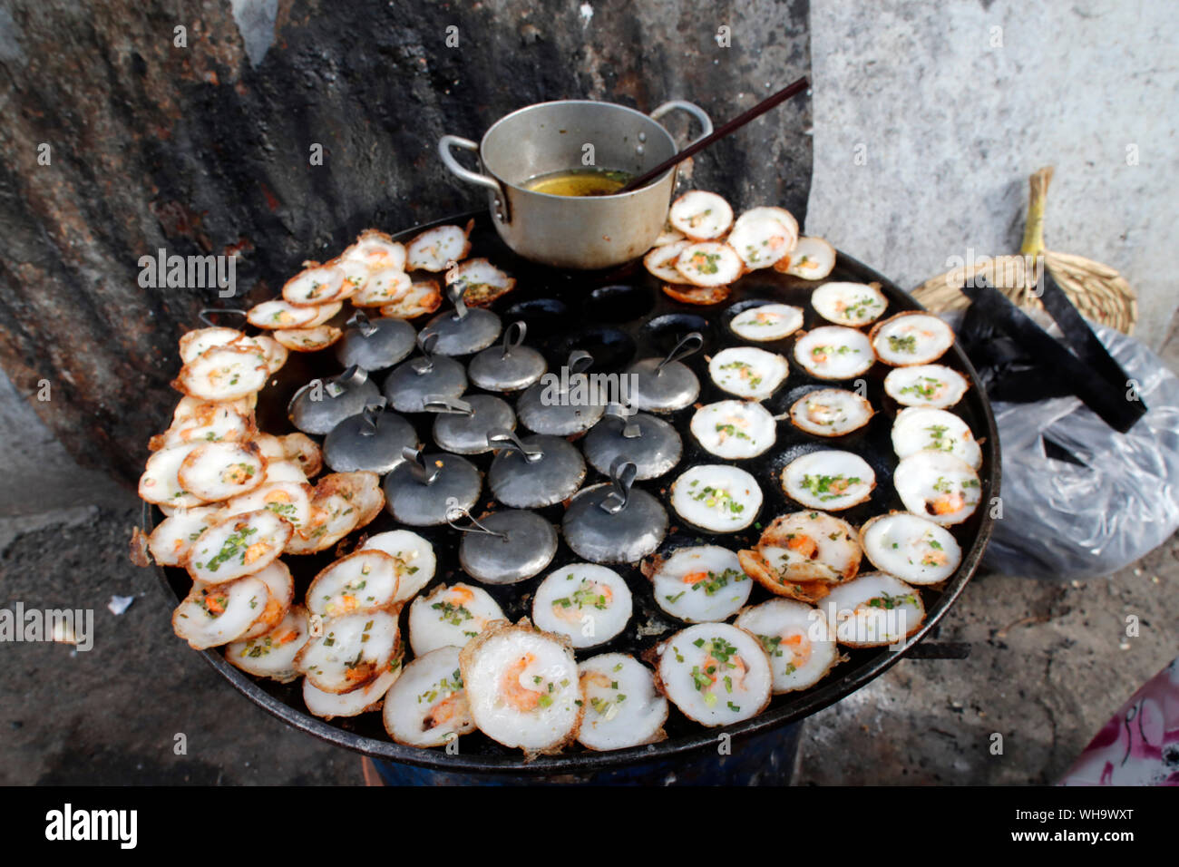 Cucina di strada, Banh Xeo (vietnamita frittelle), Vung Tau, Vietnam, Indocina, Asia sud-orientale, Asia Foto Stock