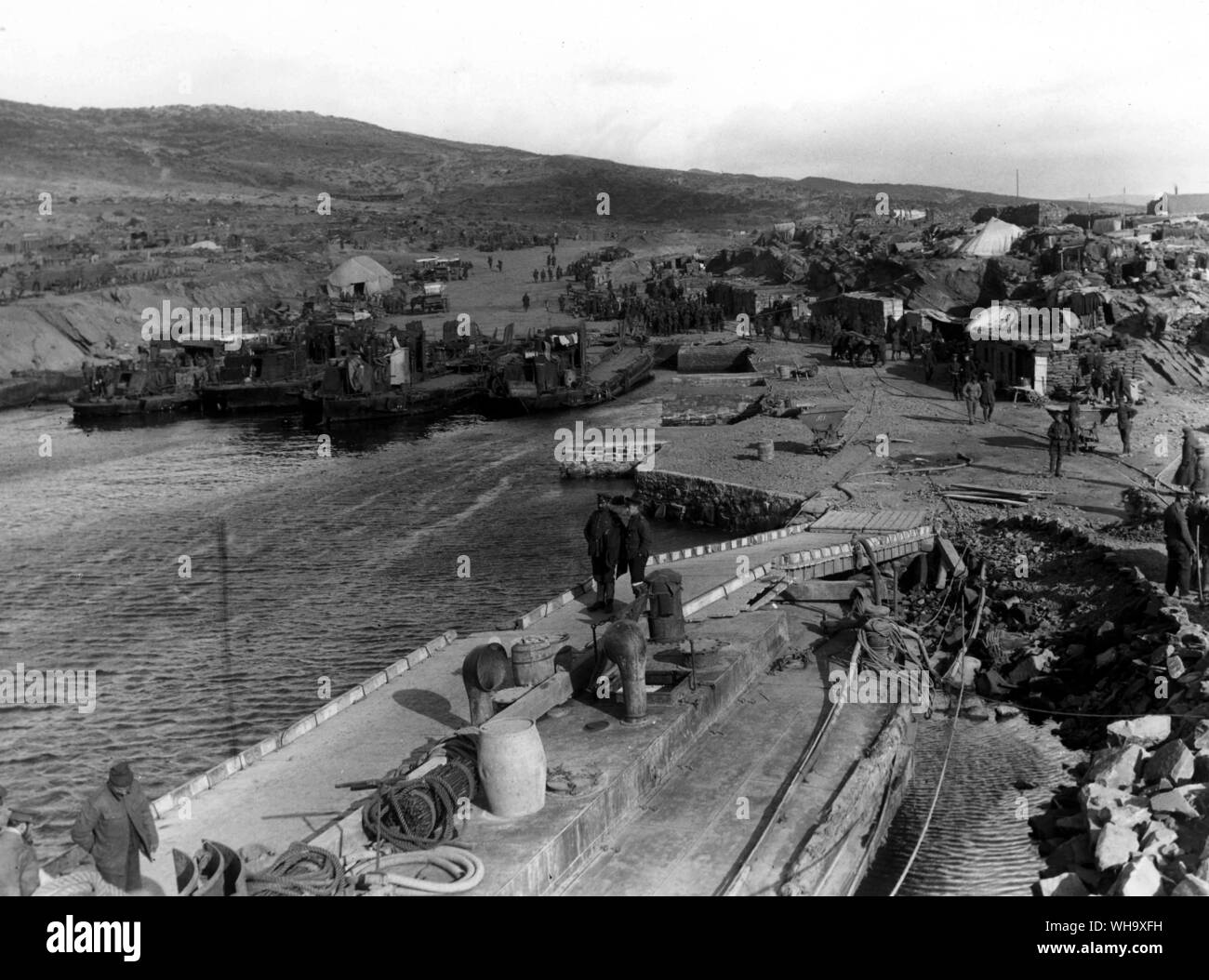WW1: Scena a Suvla punto un West Beach, prima dell'evacuazione. Coleotteri in porto costruito bt 5 società di Anglesey, RE. Dicembre 1915. Foto Stock