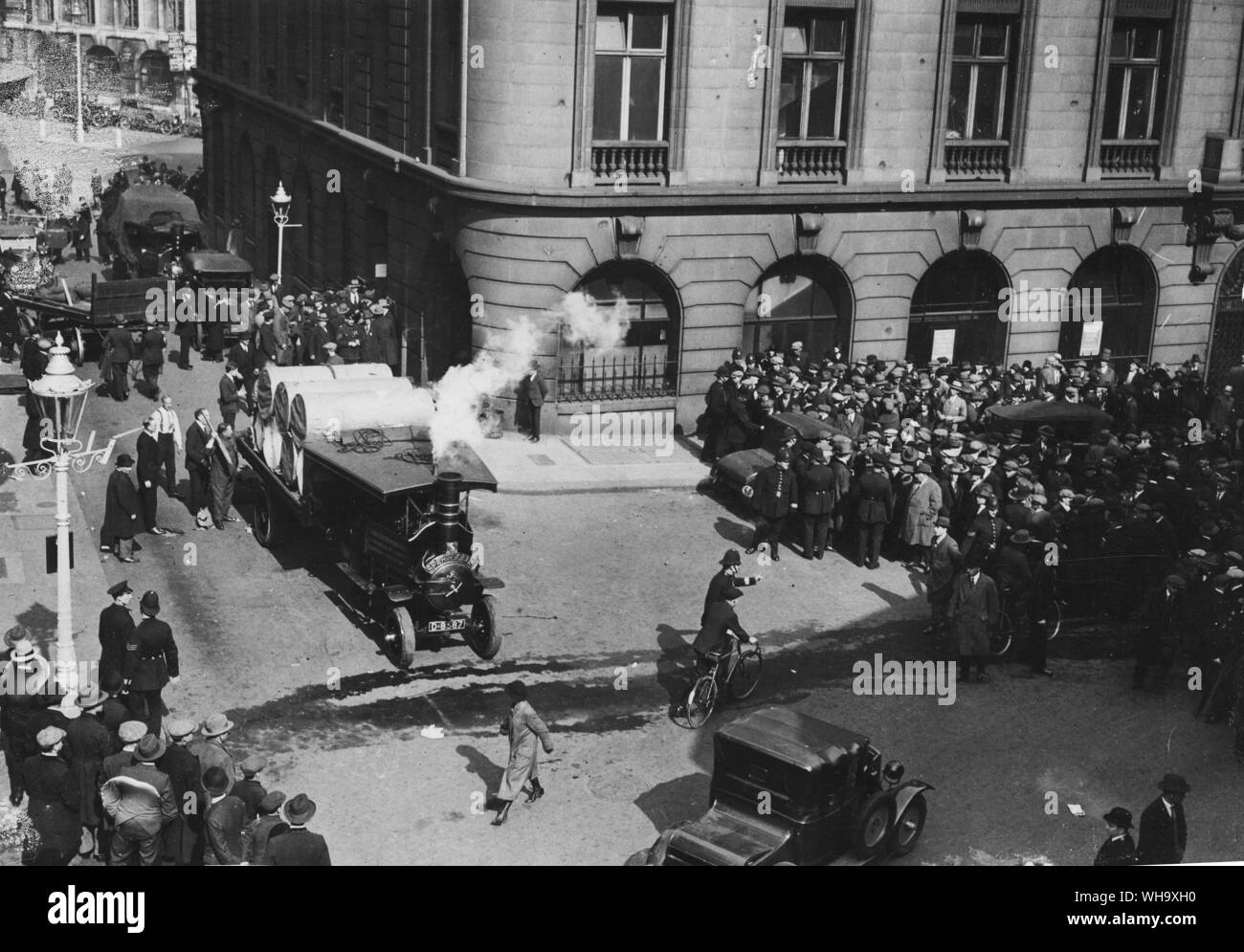 WW1: la protezione della polizia per il governo quotidiano La British Gazette durante lo sciopero generale. Foto Stock