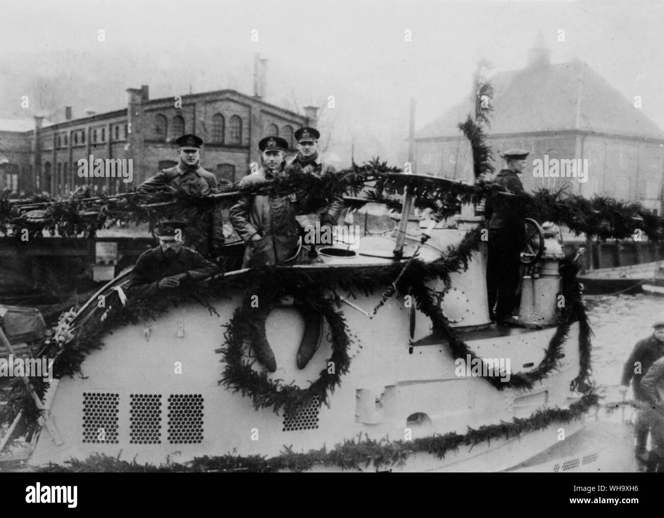 WW1: ufficiali sulla torretta di un essere-blasonata del sommergibile messa a mare. Aprile 1917. Foto Stock