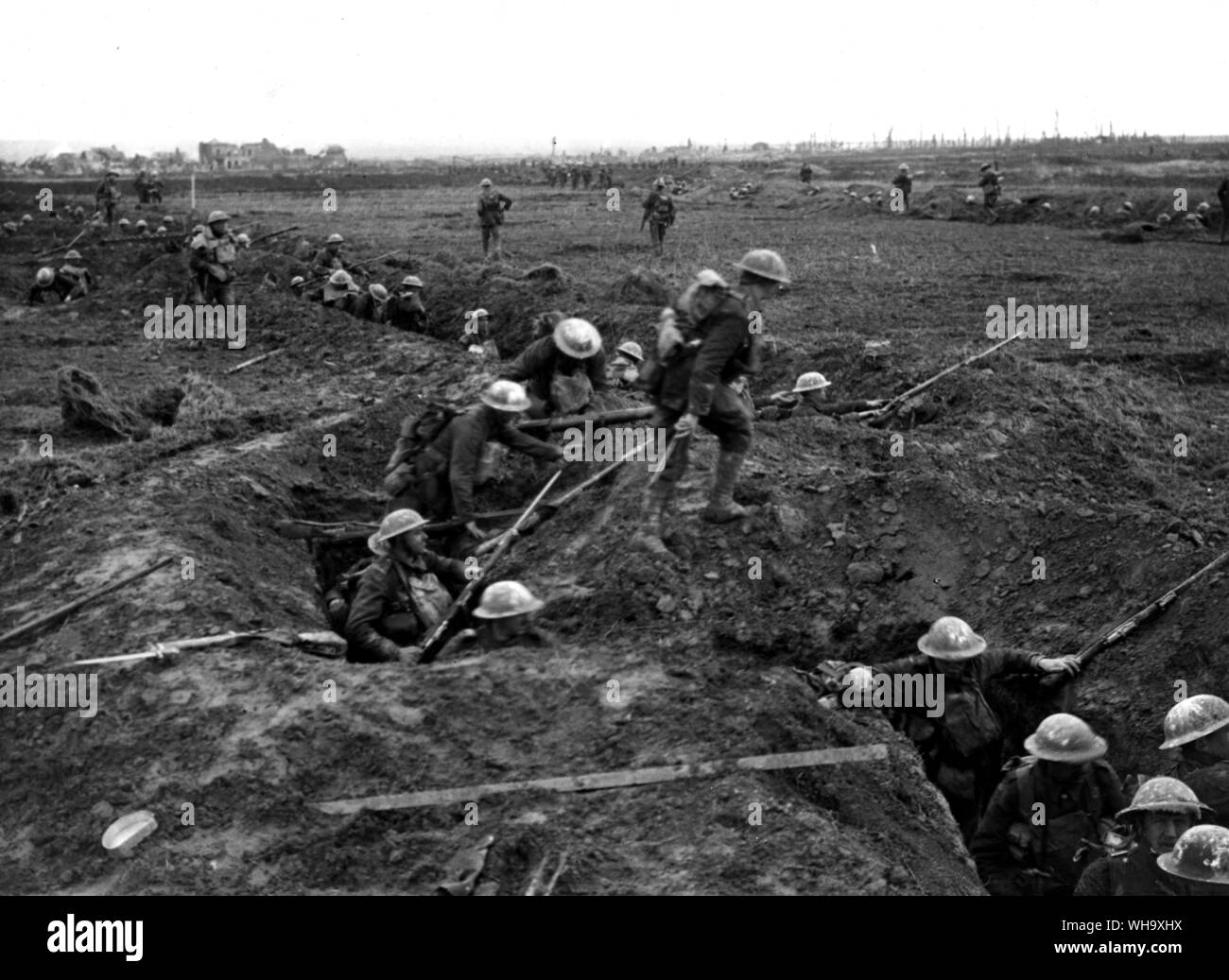 WW1: truppe alleate trincee di uscita su un campo di battaglia. Le truppe britanniche. Foto Stock