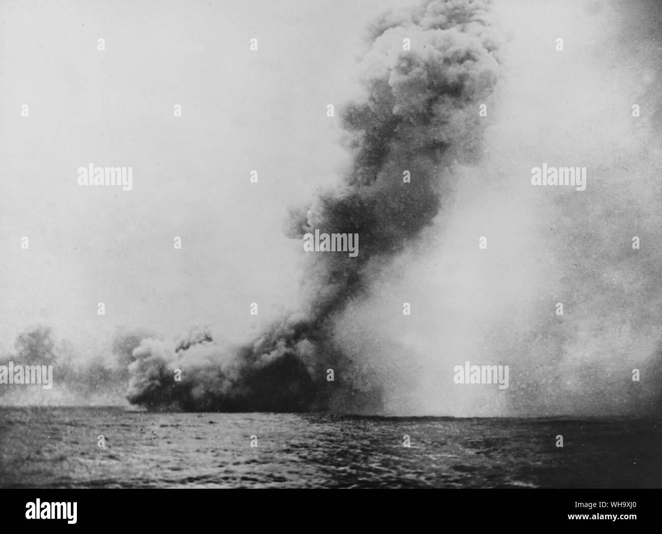 WW1: perdita della Regina Maria come esso brucia in mare. Foto Stock
