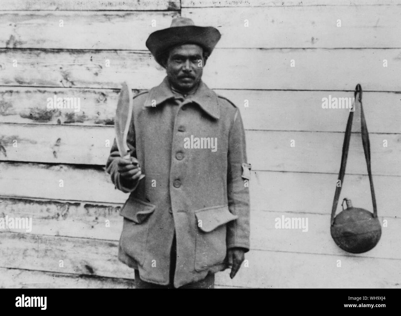 WW1: Un Ghurka tenendo un kukri. WesternFront, ottobre 1914. Foto Stock