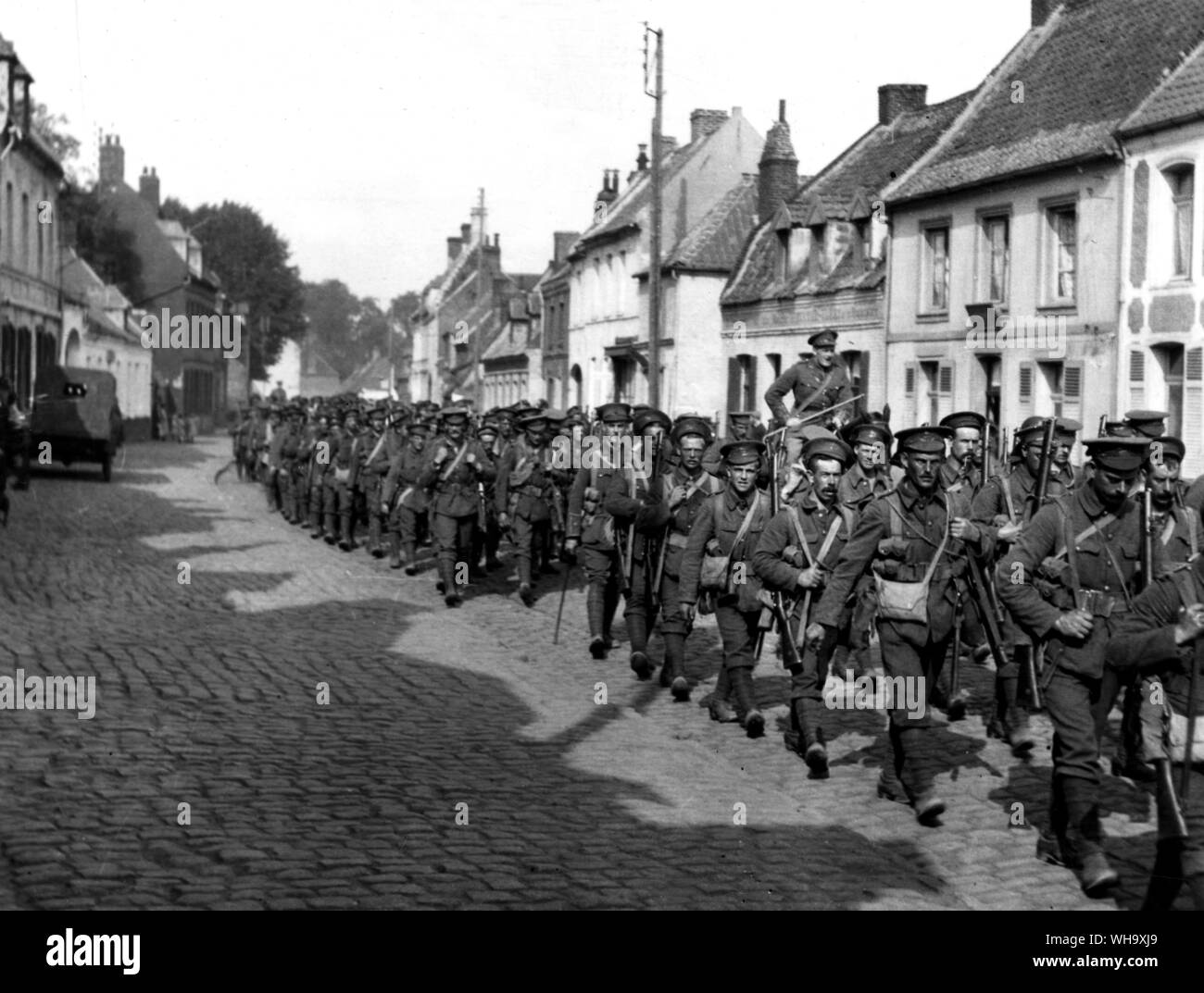WW1: Fanteria britannica marciando attraverso Viuex Berquin dopo la battaglia di Loos, 1915. Foto Stock