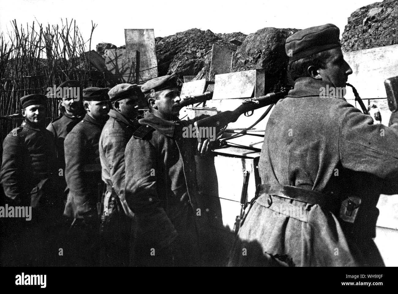 WW1: Gli uomini della quarta società, 27 Regt. in una trincea di fuoco nella parte anteriore di Arras. L'inverno. Foto Stock