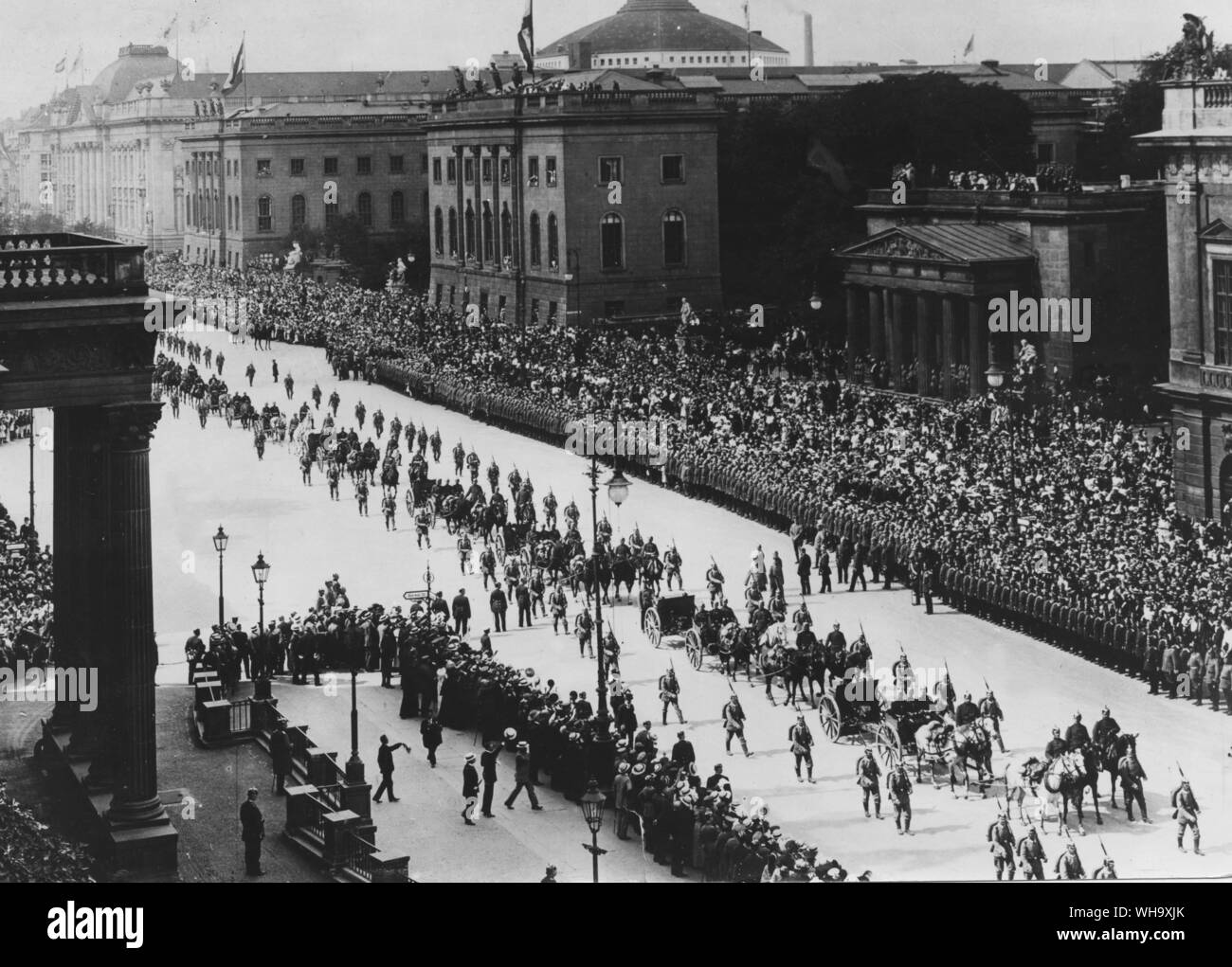 WW1: Berlino, Germania. Parata di truppe prima di andare alla guerra. 2° sett. 1914. Foto Stock