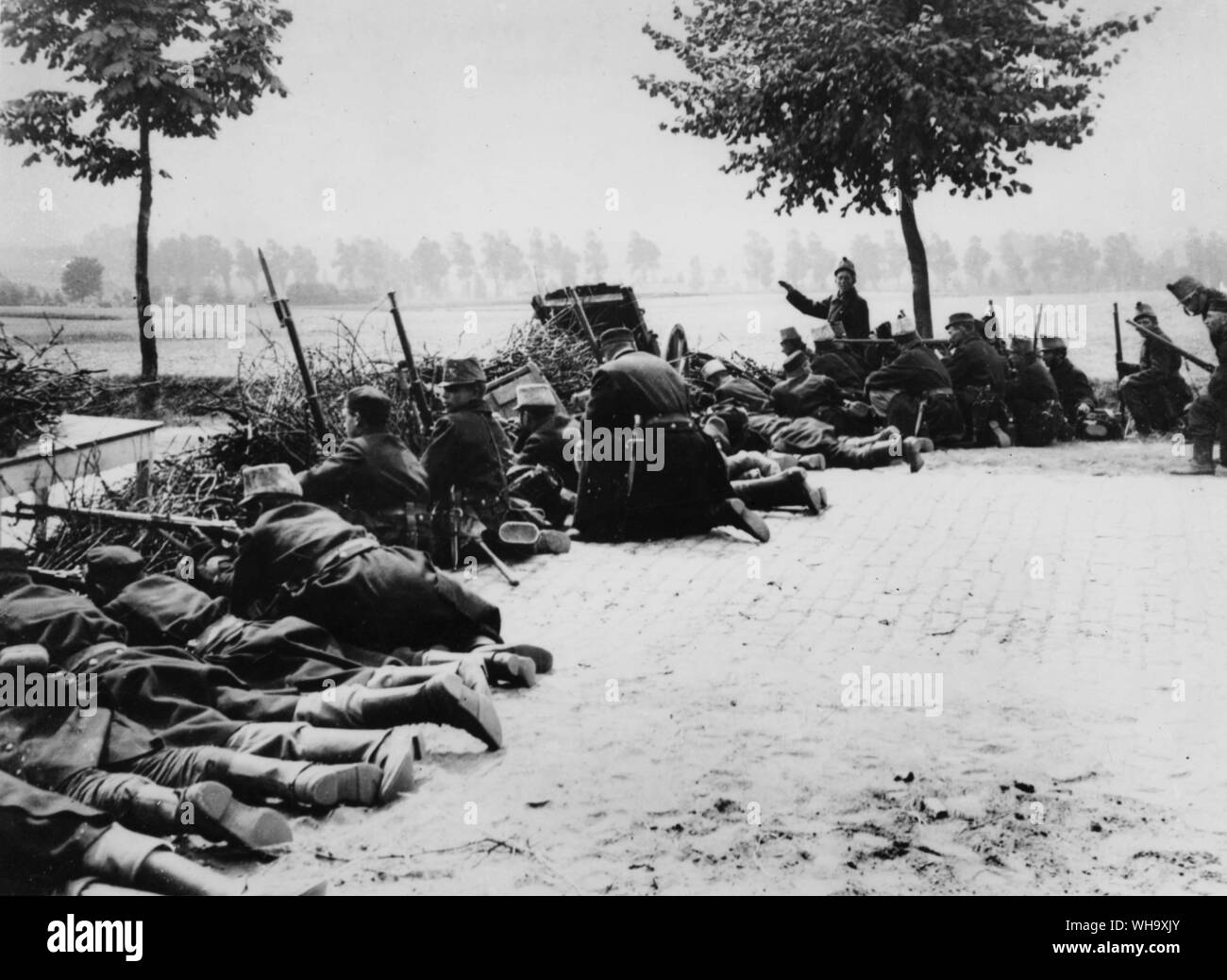 WW1: il ritiro di Anversa. Belga truppe dietro una barricata sulla strada principale a Lovanio e a Bruxelles, il 20 agosto 1914. Foto Stock