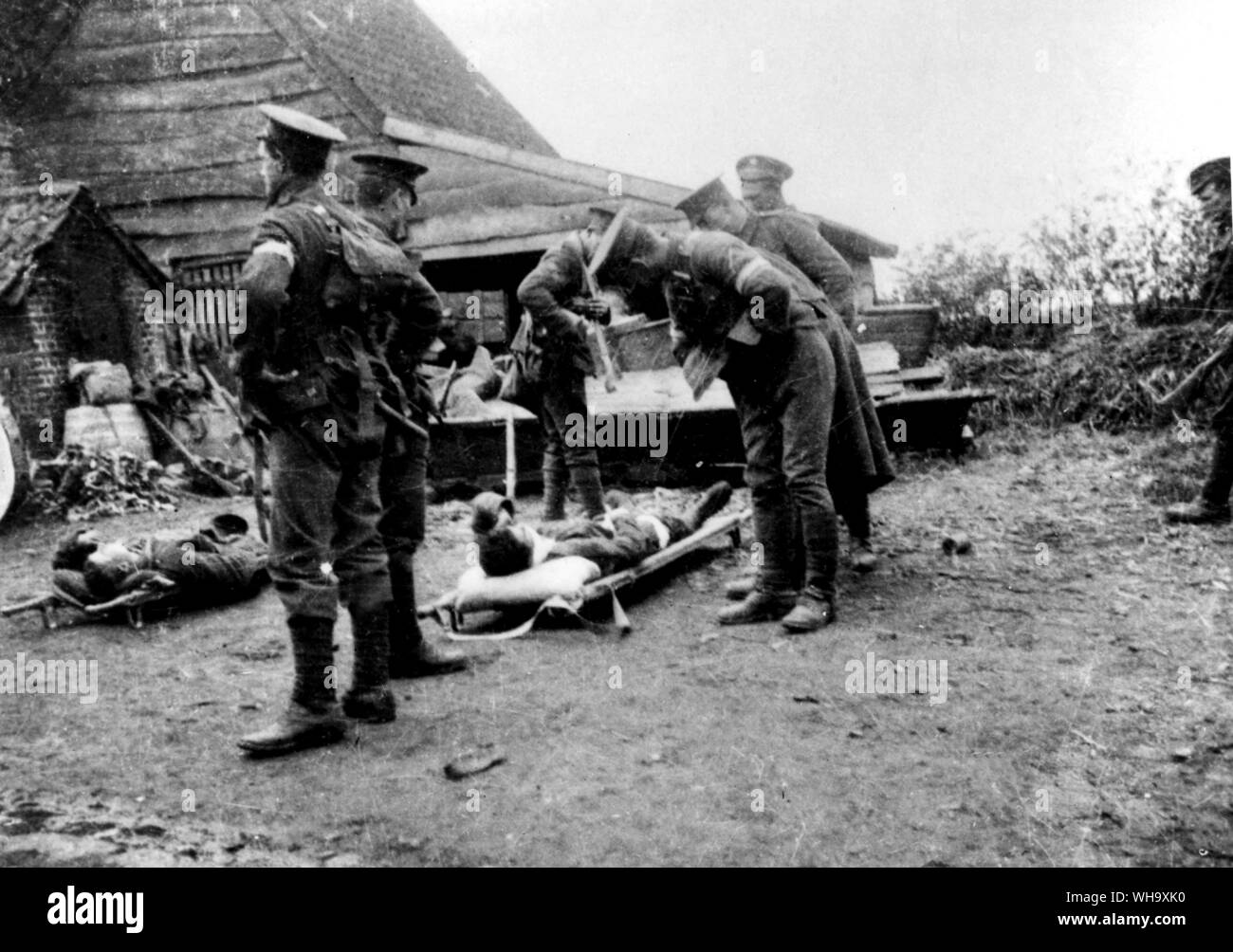 WW1: prima battaglia di Ypres 1914. Le truppe britanniche; il primo ferito della 7° Divisione. Ottobre 1914. Foto Stock