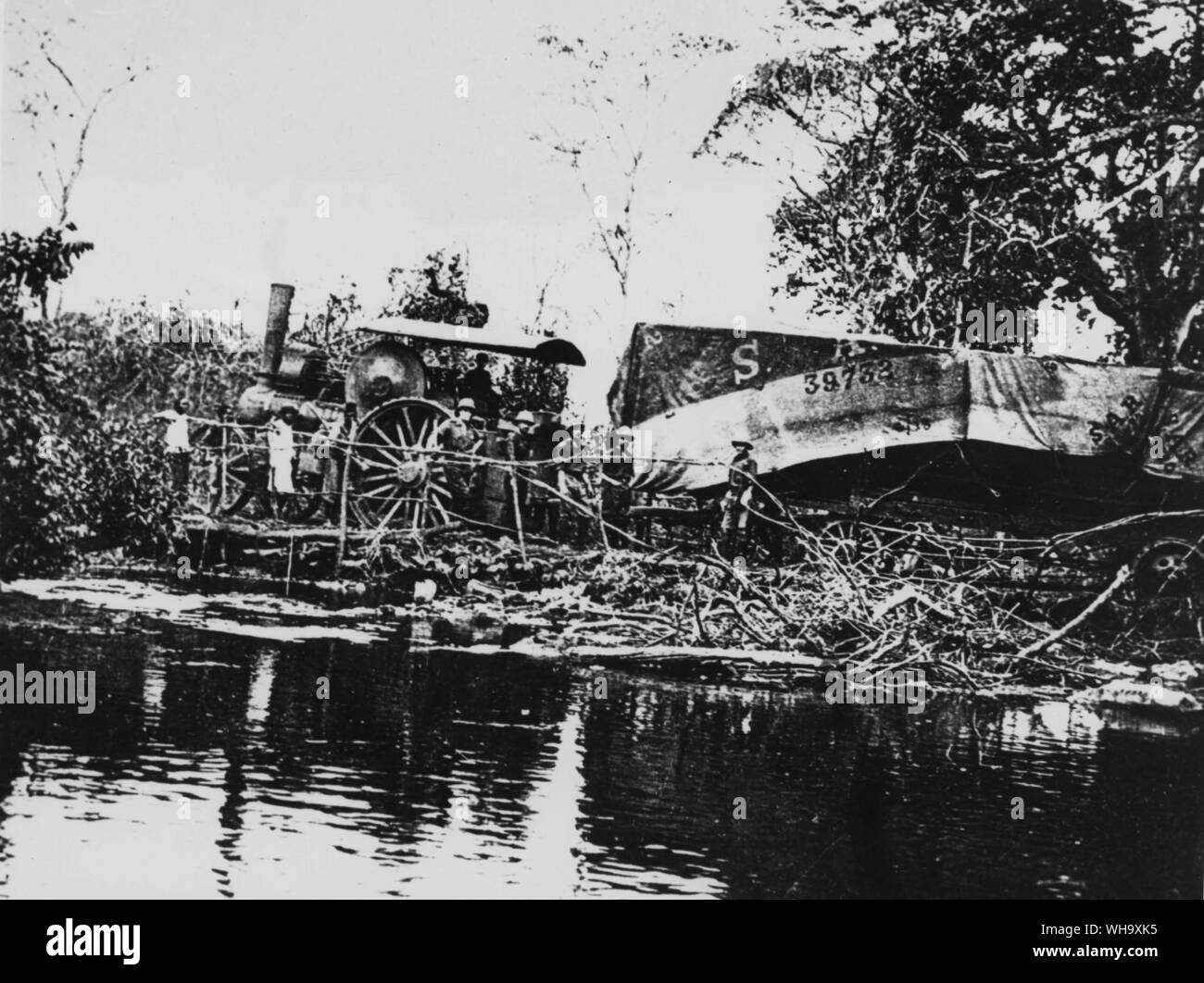 WW1: la spedizione Tanganiyika, 1915. MIMI e TOU-TOU passando al di sopra di uno dei ponti. (Nuovo stile). Foto Stock