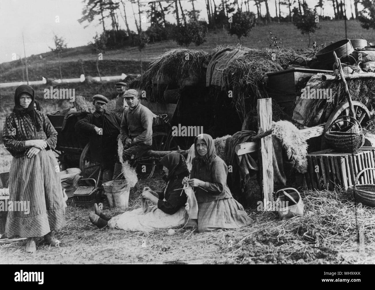 WW1: famiglia contadina durante la guerra. Foto Stock