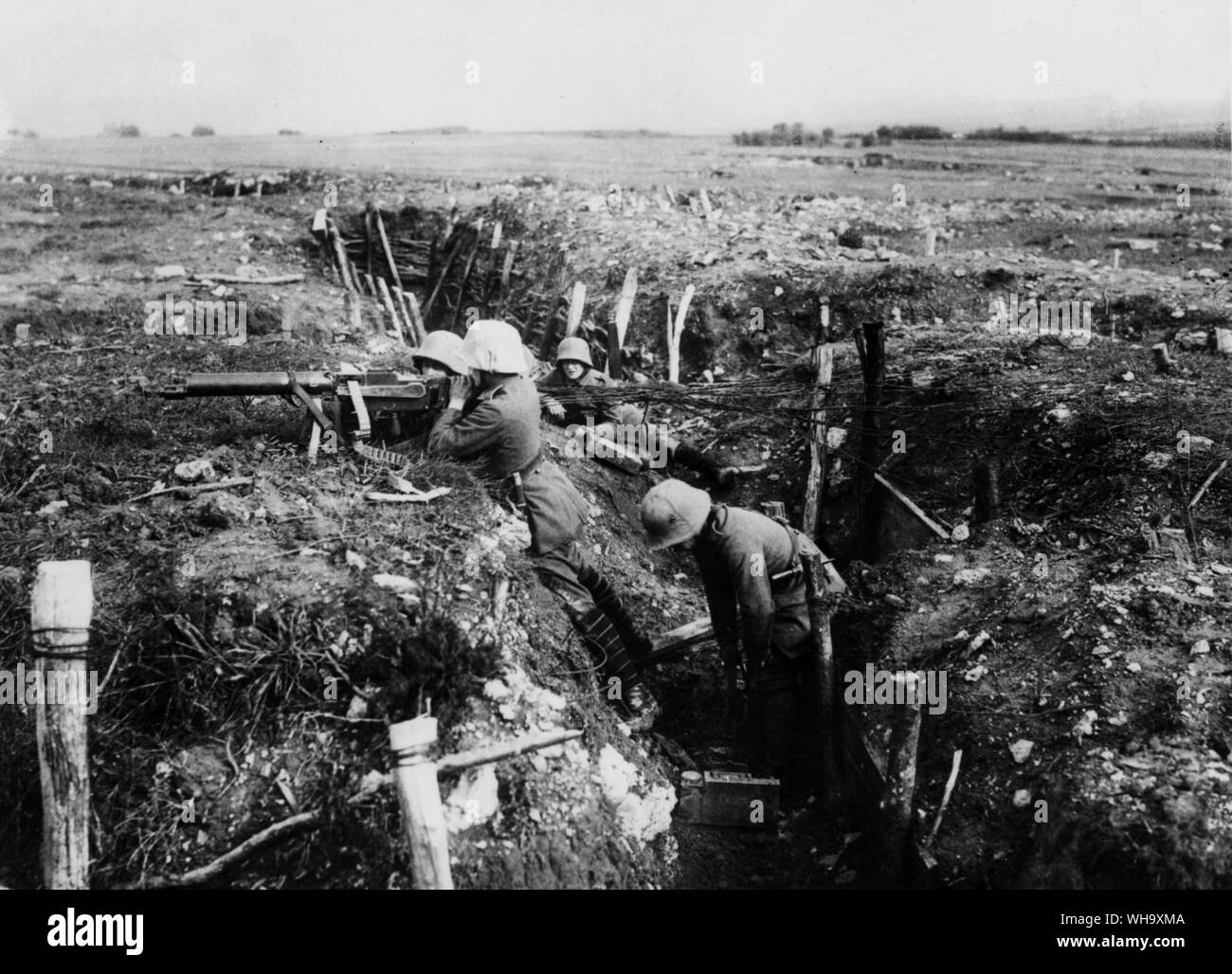 WW1: funzionario tedesco sparare una pistola Maxine da una linea anteriore trincea, Marne area. Foto Stock