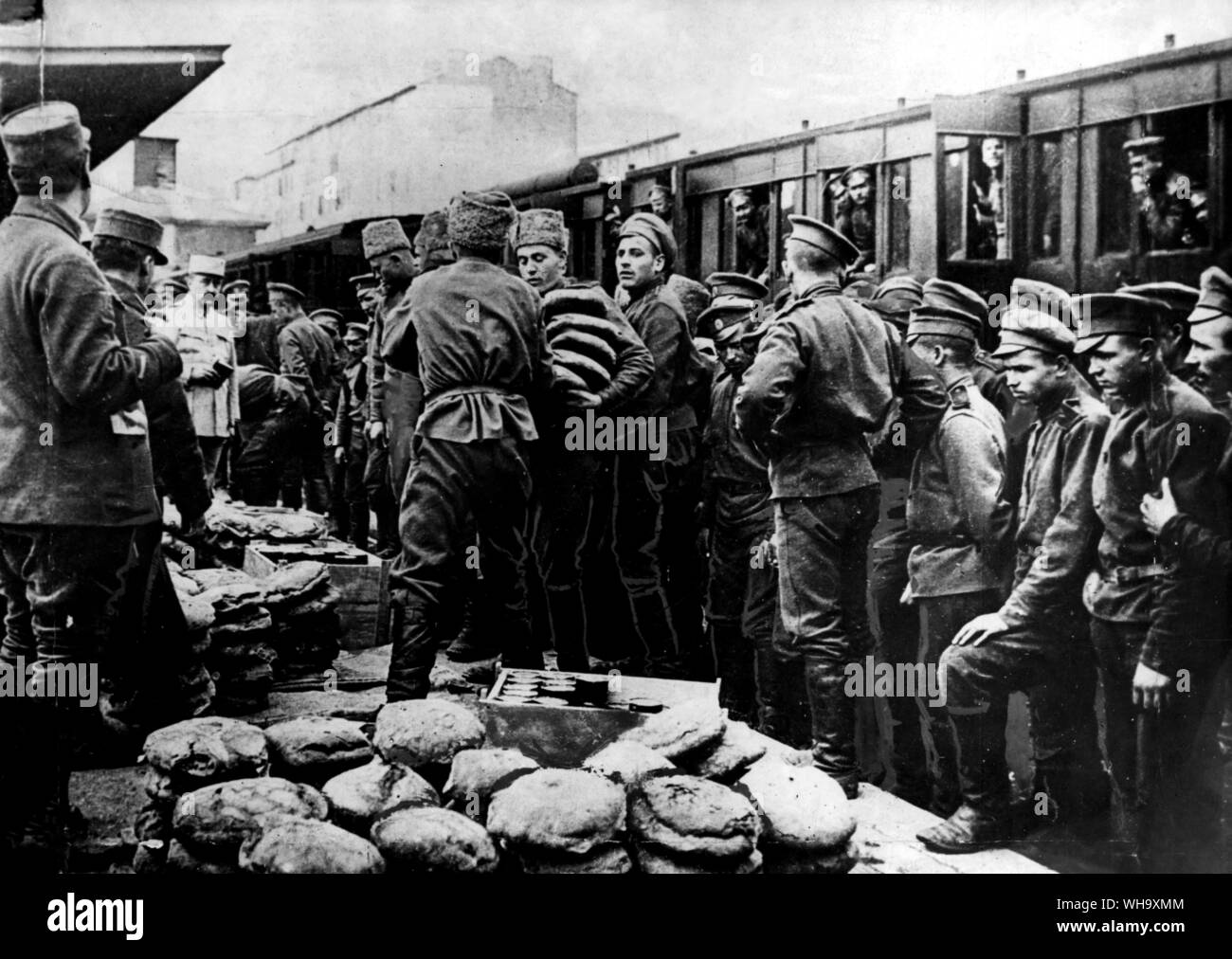 WW1: le truppe russe passando attraverso Toulon sul loro modo di fronte occidentale. Pane e altri di razioni alimentari vengono consegnati ai loro in quantità liberale. Feb.1917. Foto Stock