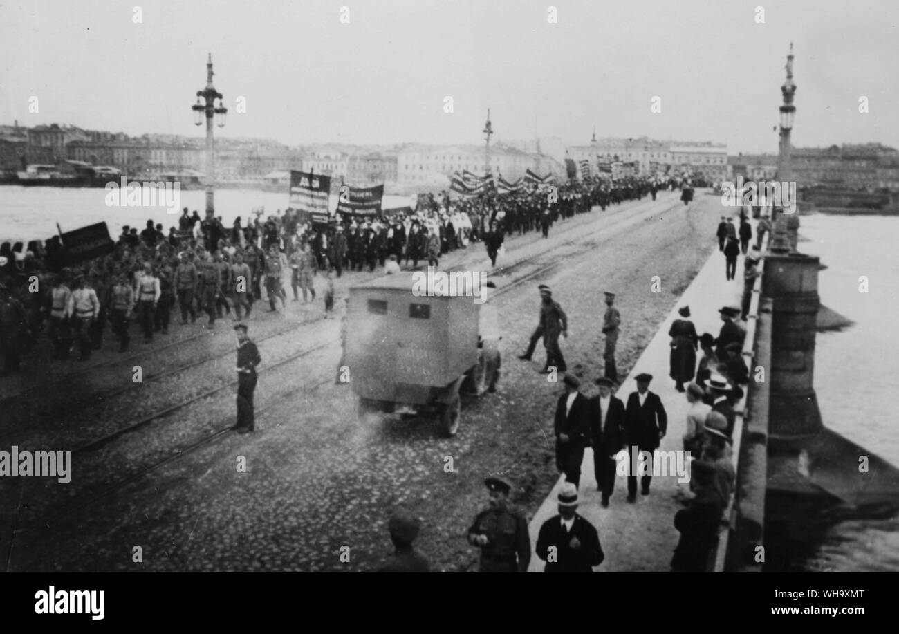 WW1: Mosca: dimostrazioni su un ponte. Pietrogrado. Il 18 luglio 1917. Foto Stock