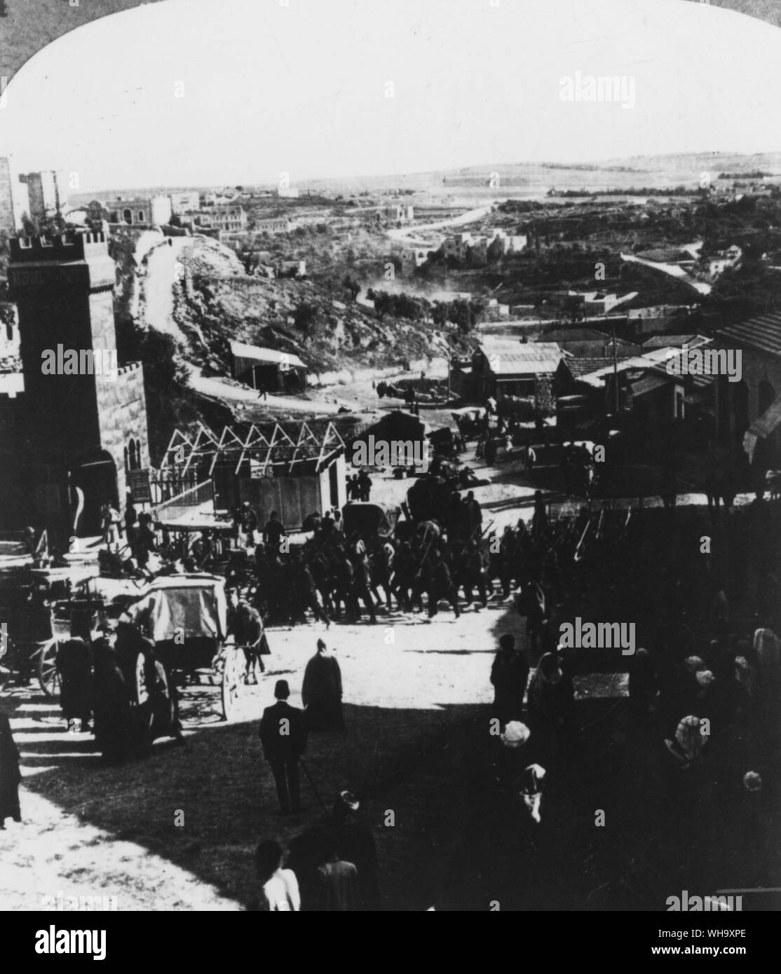 WW1: truppe turche, sconfitti dal generale Allenby nelle colline, ritiro attraverso Gerusalemme. Foto Stock