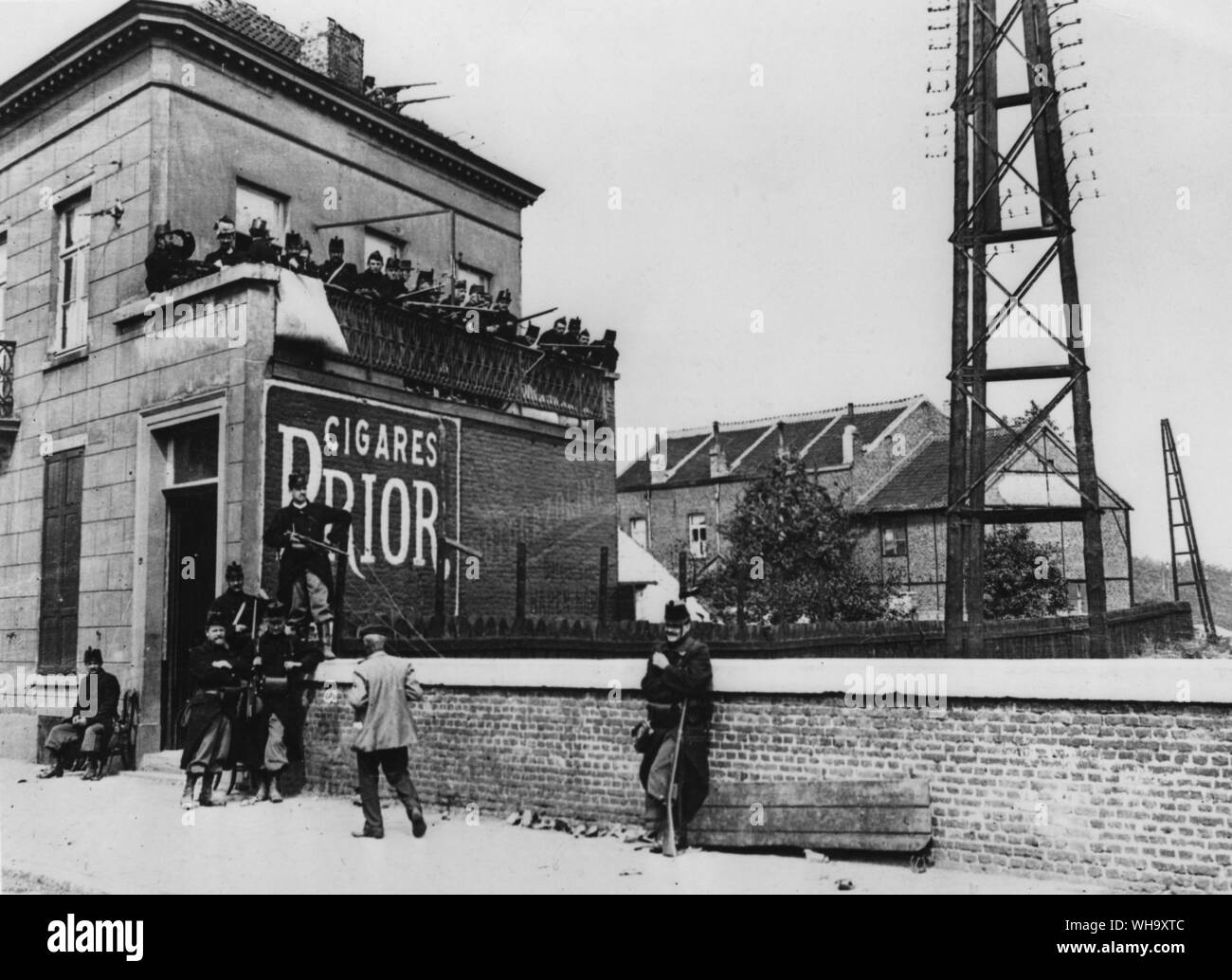 WW1: il ritiro di Anversa. Belga truppe a guardia di una barricata sulla strada principale a Lovanio e a Bruxelles, il 20 agosto 1914. Foto Stock