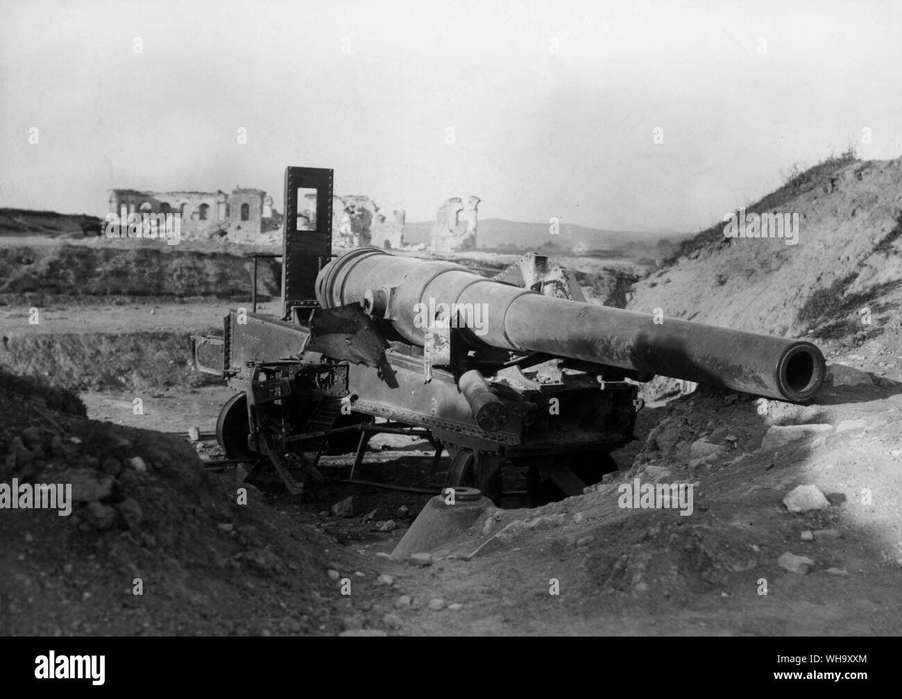 WW1: parte di parete che circonda la vecchia fortezza di seme El Bahr, danneggiata durante i bombardamenti navali. Il vecchio castello fu utilizzato dai francesi come un deposito di munizioni in alcuni casi dei quali sono in primo piano. Foto Stock