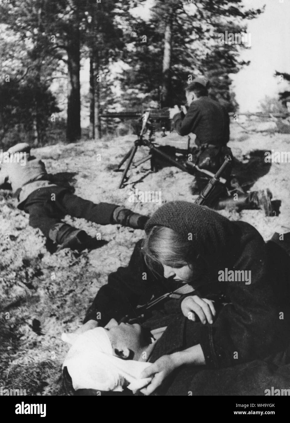WW2:russia/ un infermiere del bendaggio è un ferito partigiano su un campo di battaglia da campo. Foto Stock
