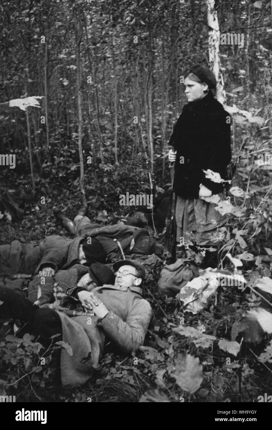 WW2: Russia/ partigiani area del Nord Ovest. Ragazza partigiano custodire i suoi compagni, che stanno dormendo dopo la battaglia. Foto Stock