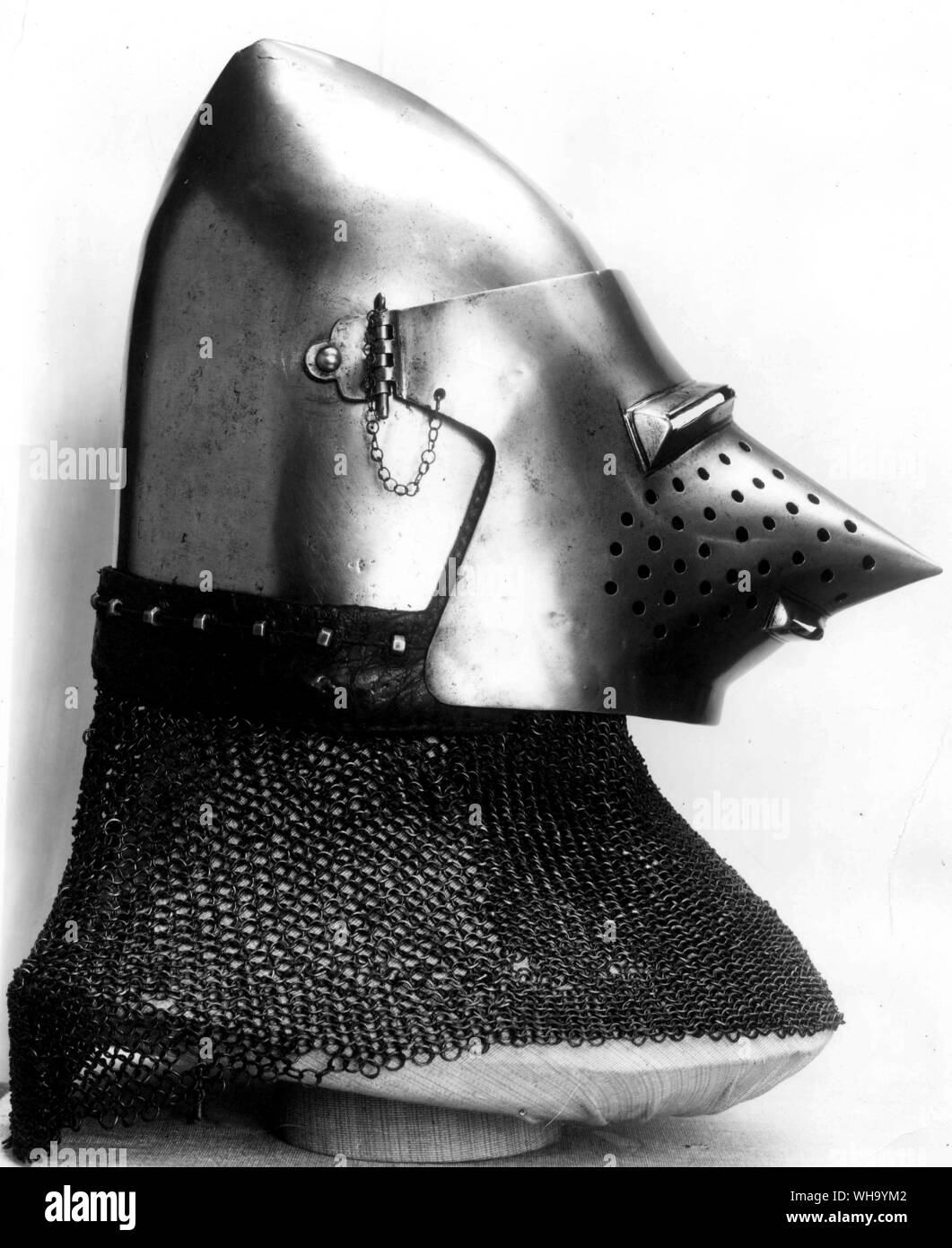 Italia: Visored casco da Milano, c.1390 con visiera snouted. Foto Stock