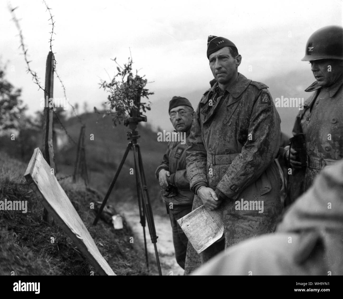 WW2: Lt. Gen. Mark W. Clark, CG della V armata con il Mag. Gen. João Batista de Mascarenhas alla sua destra, guardando al di sopra del nemico terreno tenuto da un avamposto situato sopra Porratta. 30 nov. 1944. Foto Stock