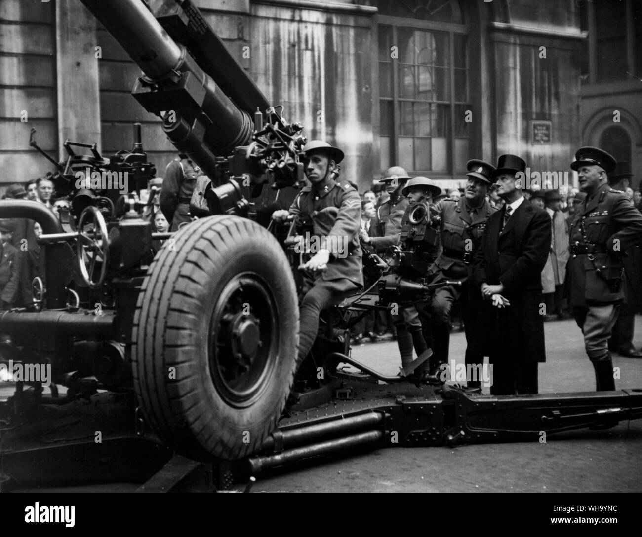 WW2: Anti-aircraft Group visiti la città di Londra. Il display mobile Gruppo del primo anti-aerei di divisione che è stato a dare dimostrazioni di difendere Londra contro gli attacchi aerei, ha visitato la città di Londra il 14 ottobre 1937. Esso è stato ispezionato da Sindaco di Londra, sir George Broadbridge in The Guildhall Yard. Foto Stock