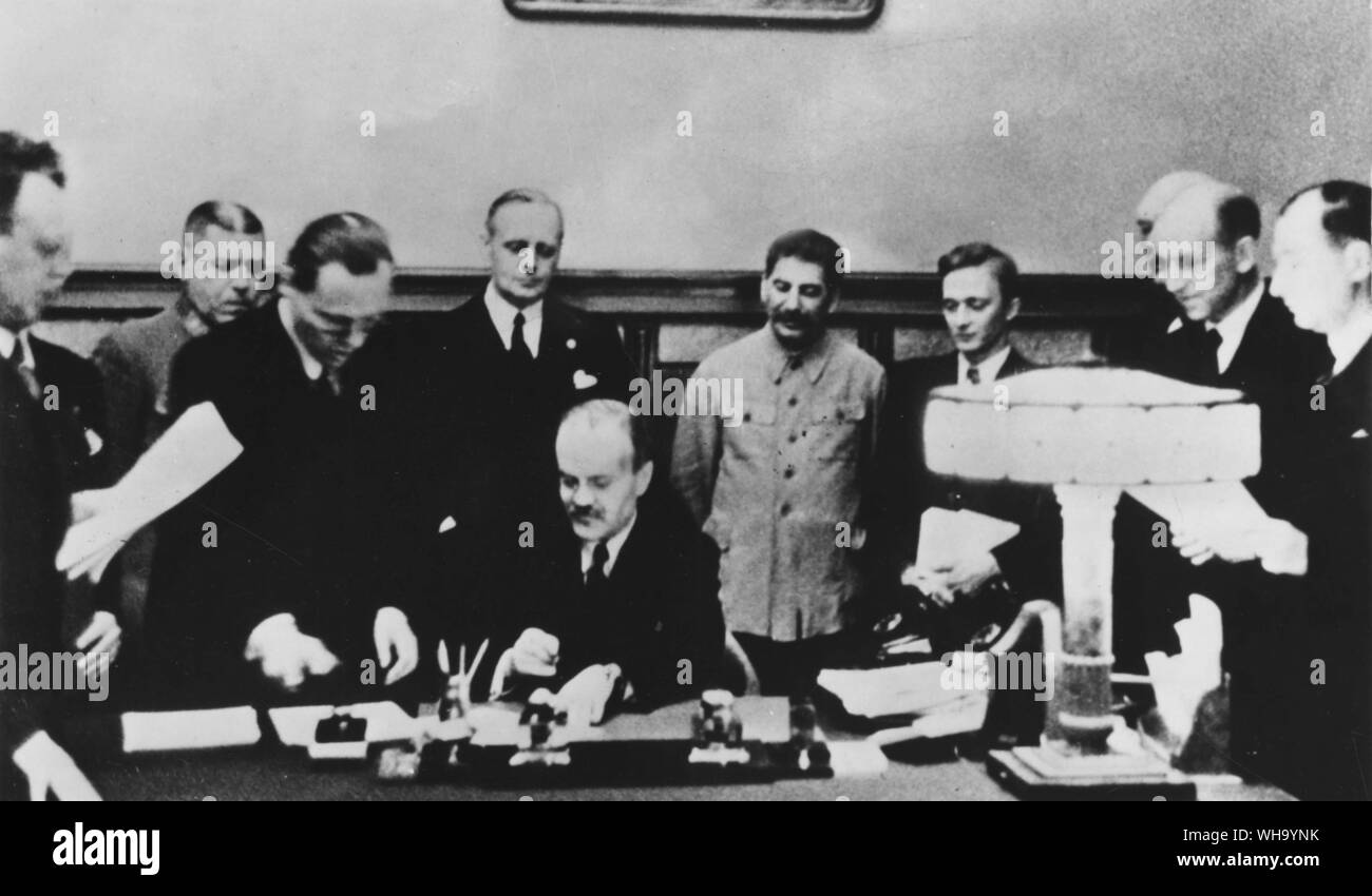 WW2: dieci anni di patto siglato dai nazisti con la Russia, 23 agosto 1939. Ribbentrop e Stalin (?). Foto Stock