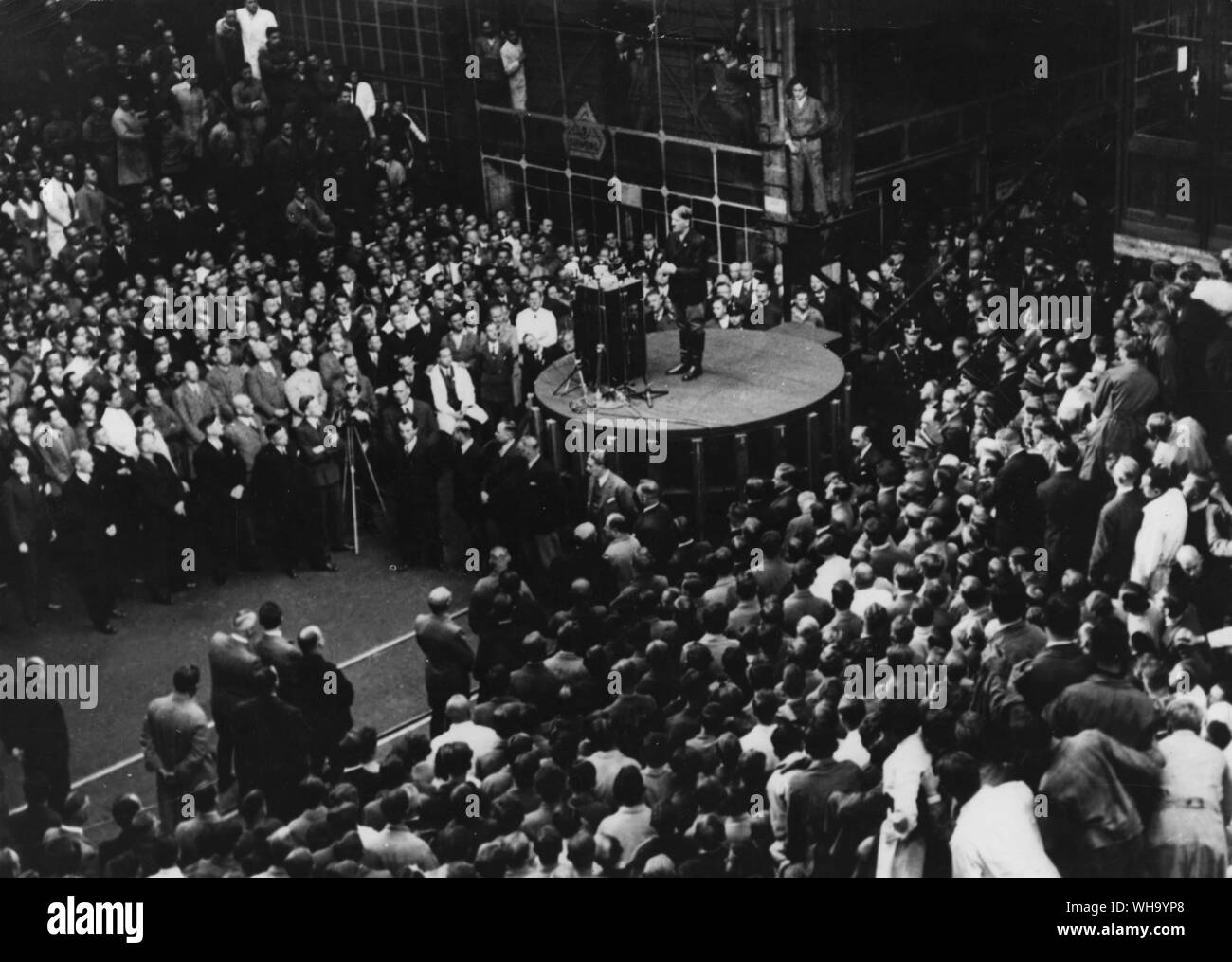 WW2: Adolph Hitler lavoratori indirizzi in una Berlino impianto di munizioni nel 1939. Foto Stock