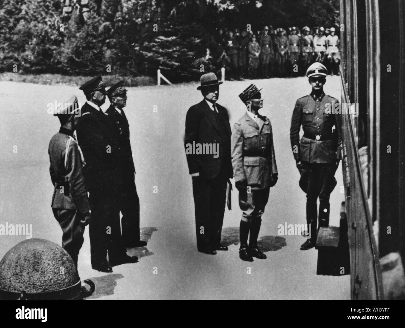 WW2: Compiegne. Il francese in procinto di firmare la loro rinuncia ai tedeschi nel 1940. Foto Stock