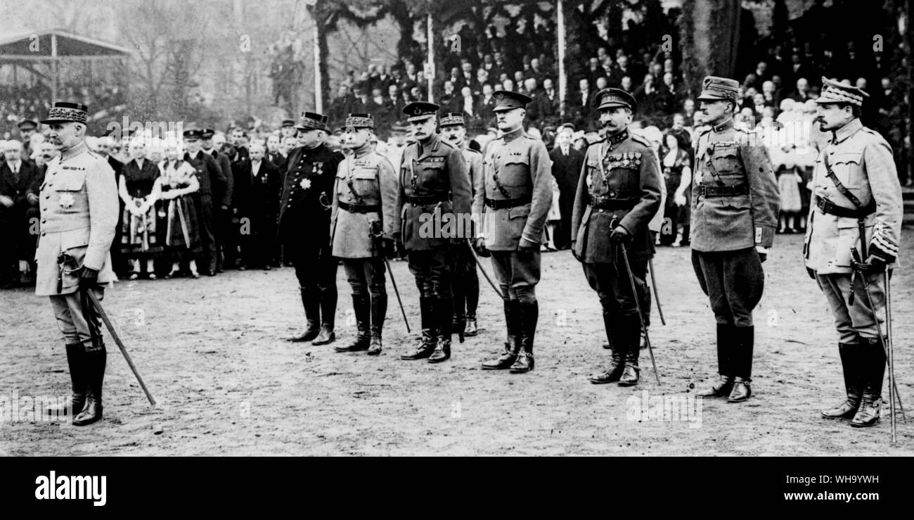 Presentazione al maresciallo Petain di testimone della Francia. Metz, 8 dicembre 1918.-l-r: Joffre, Foch, Haig (dietro di lui, Weygard), Pershing, Gillain (Belgio), Albriticci (Italia) e Haller (Polonia). Foto Stock