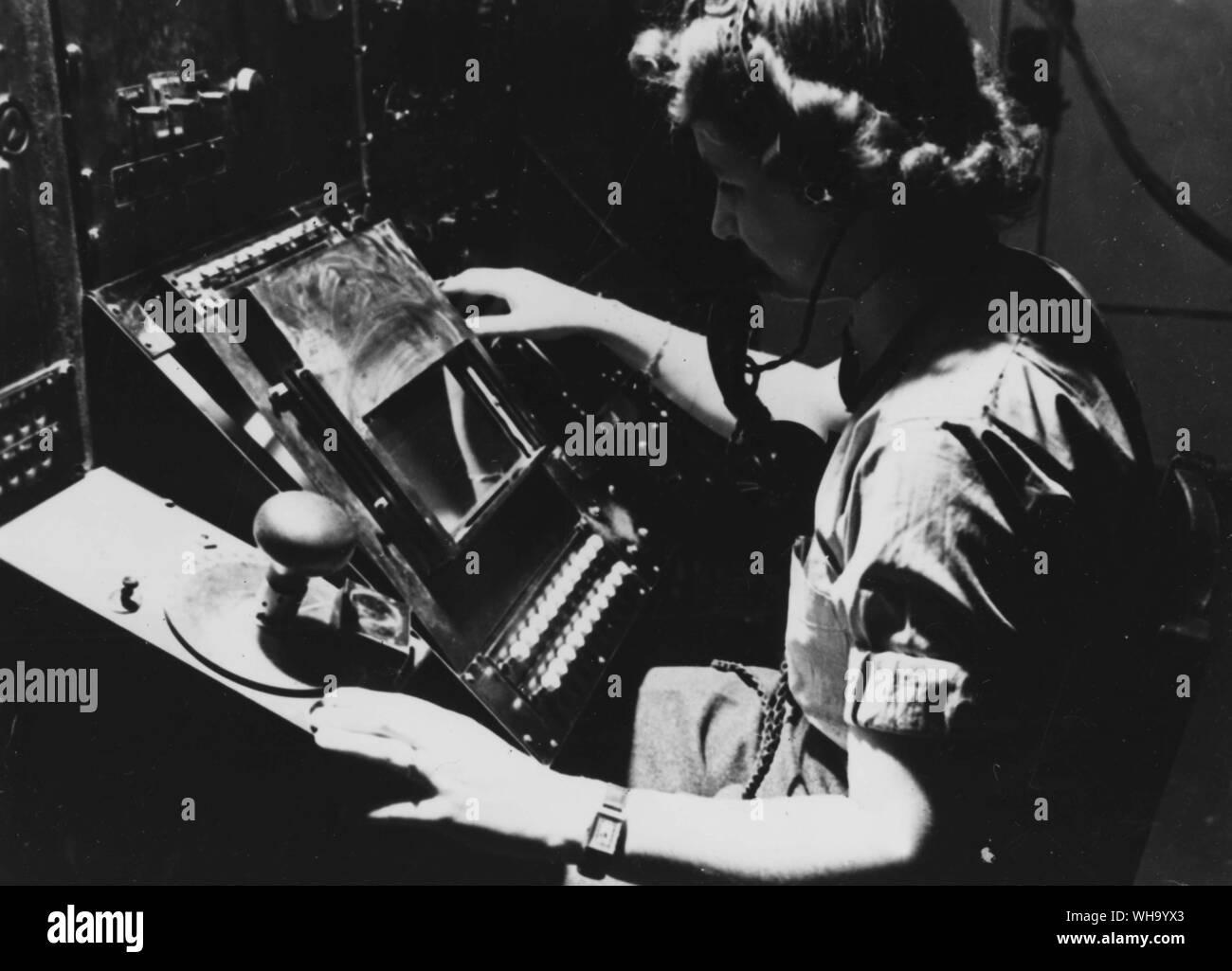 WW2/battaglia della Gran Bretagna: Un plottaggio airwoman aeromobile sul tubo Cathode-Ray. Dmg in guerra. Foto Stock