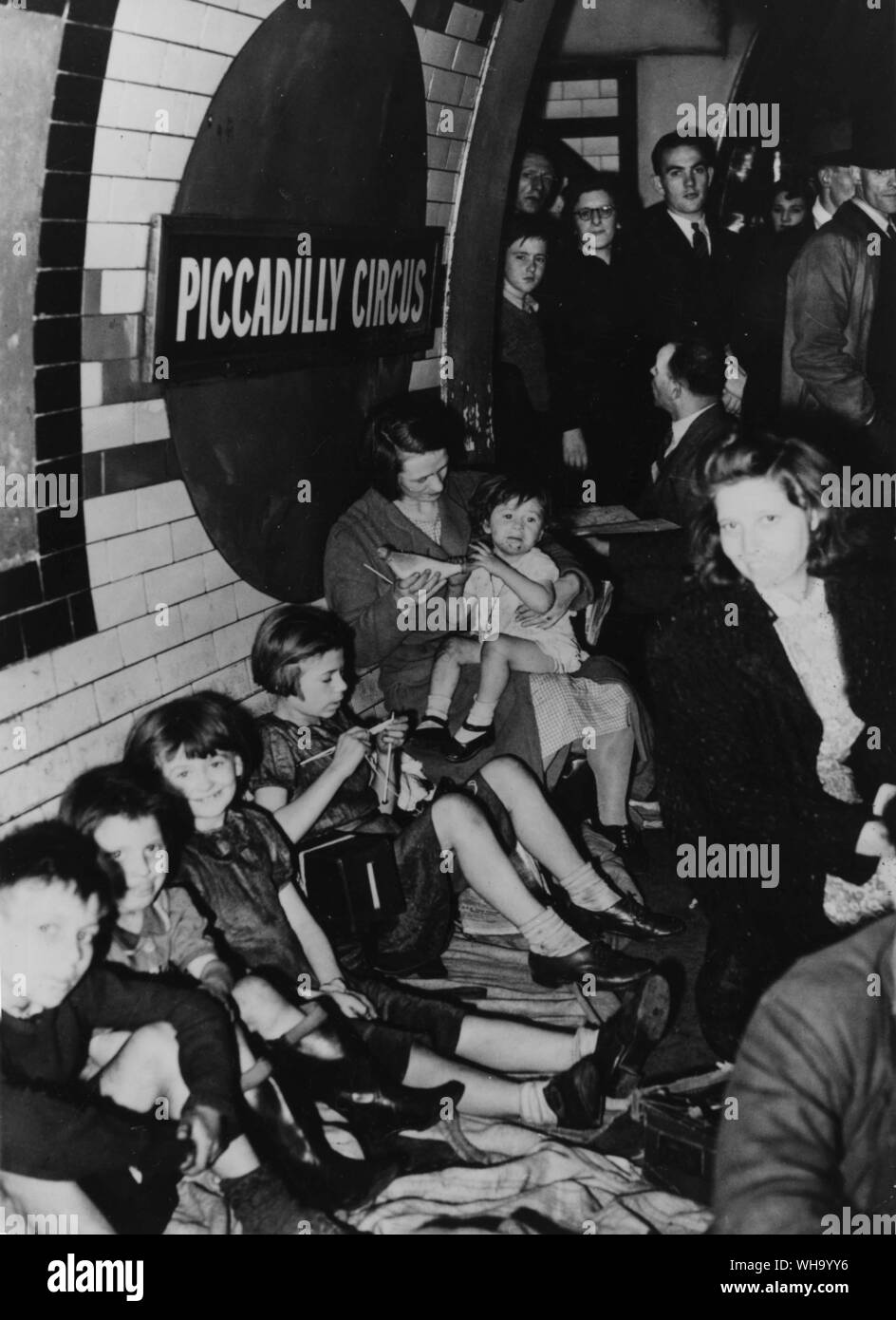 WW2/ battaglia della Gran Bretagna: scena in una stazione della metropolitana di Londra. Persone rifugio dalle incursioni. Foto Stock