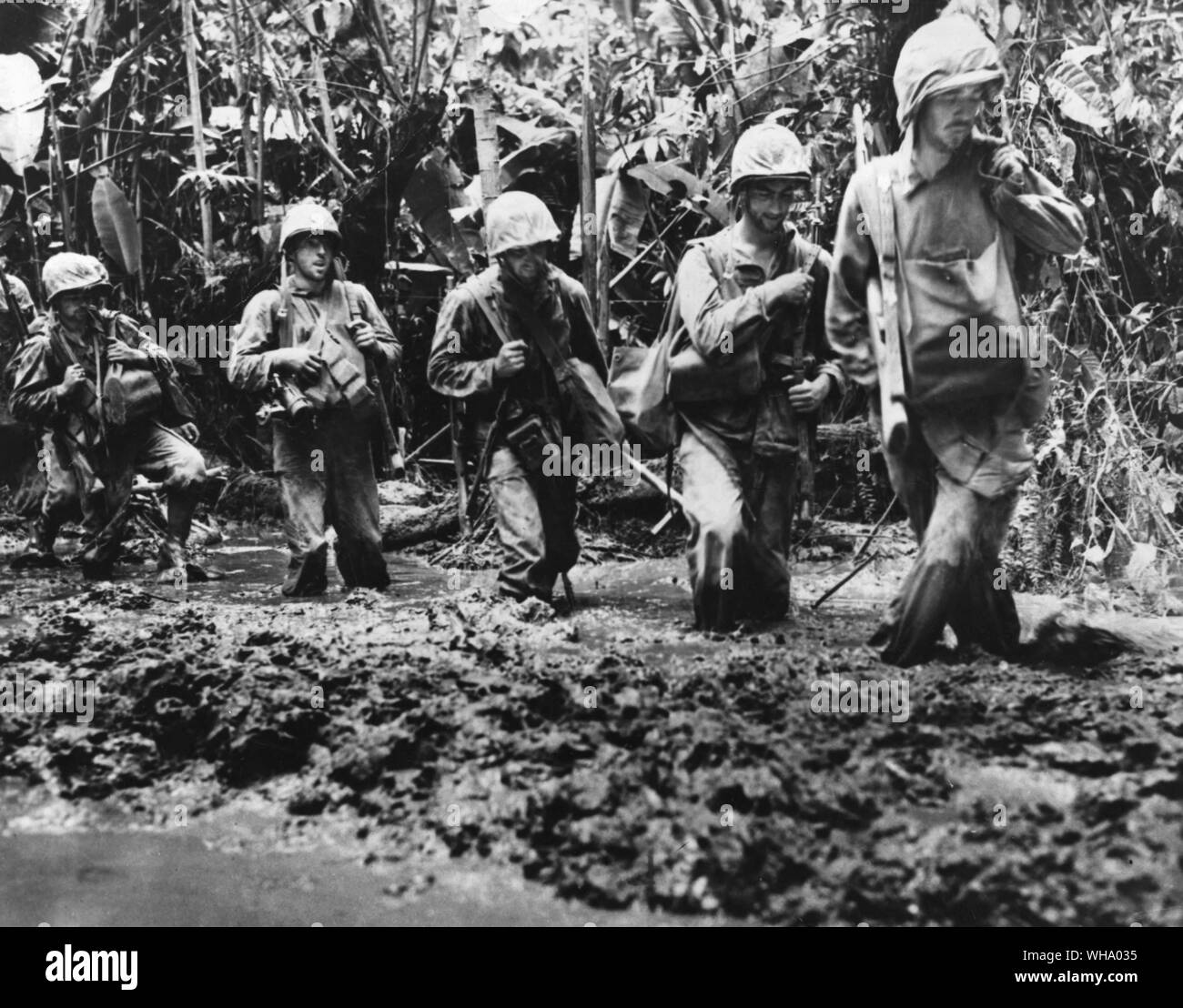 Marines americani lo spostamento fino al fronte, Bourgainville, 1944. Foto Stock